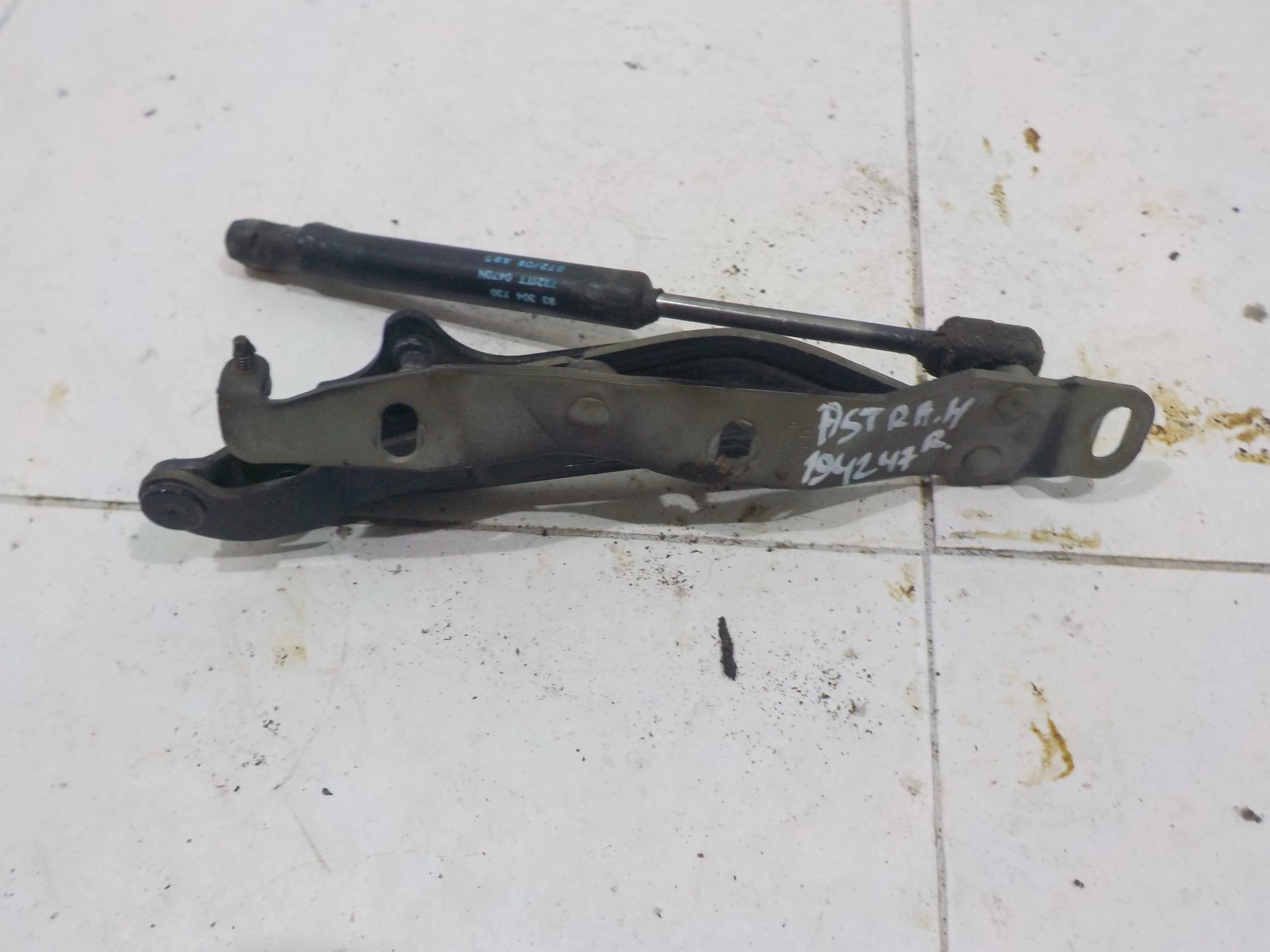 Петля капота Opel Astra H рестайлинг (2006—2014)  Право