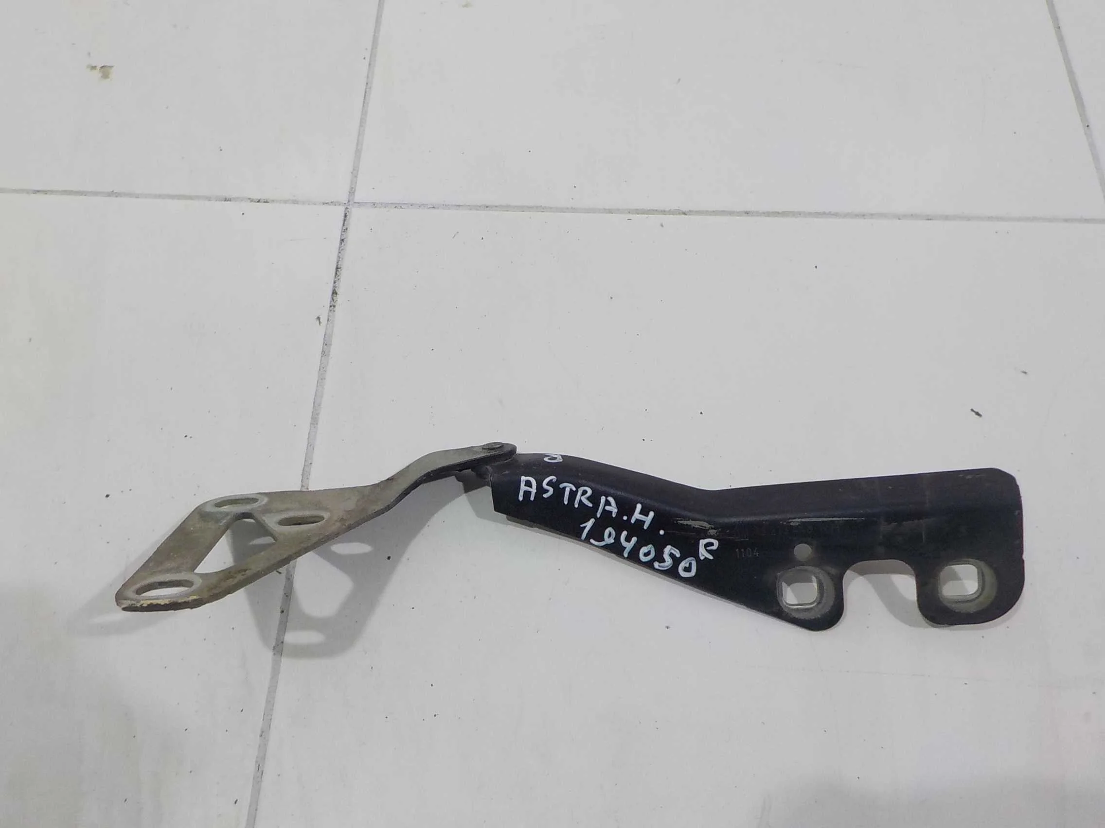 Петля капота Opel Astra H (2004—2007)  Право