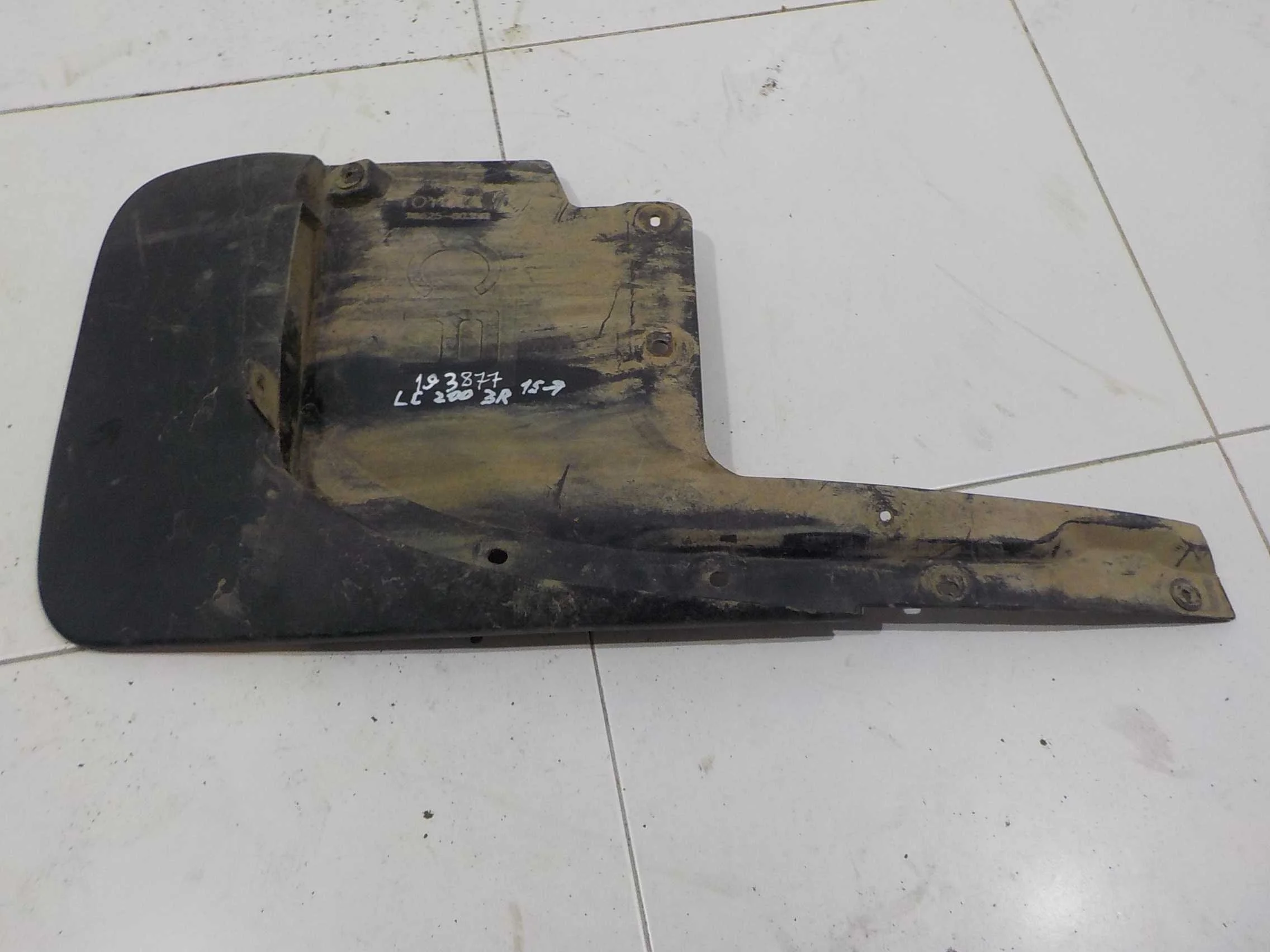 Брызговик Toyota Land Cruiser 200 рестайлинг 2 (2015—2021) Зад Право