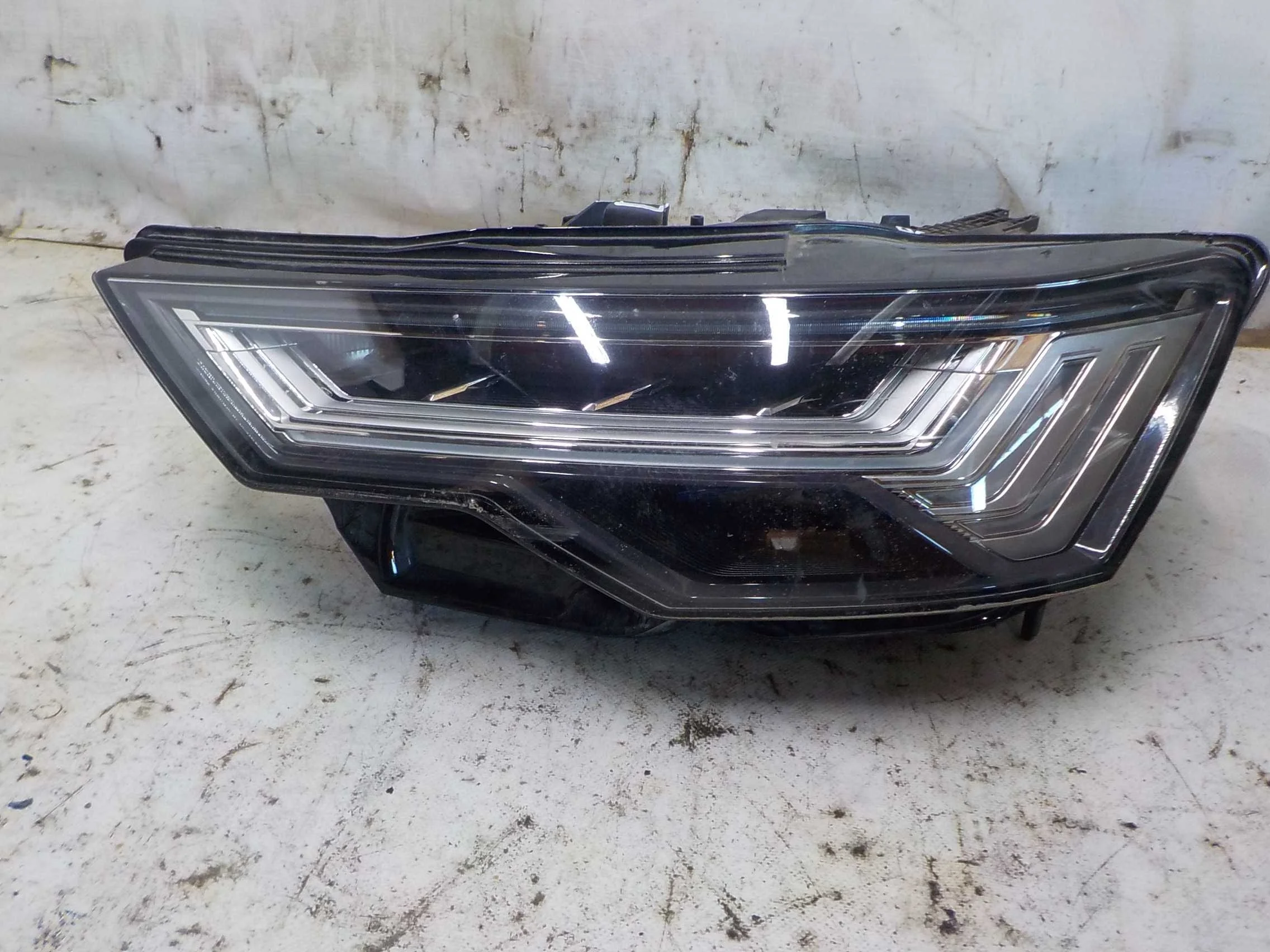 Фара Audi A6 Allroad Quattro C8 (2019—2025)  Лево