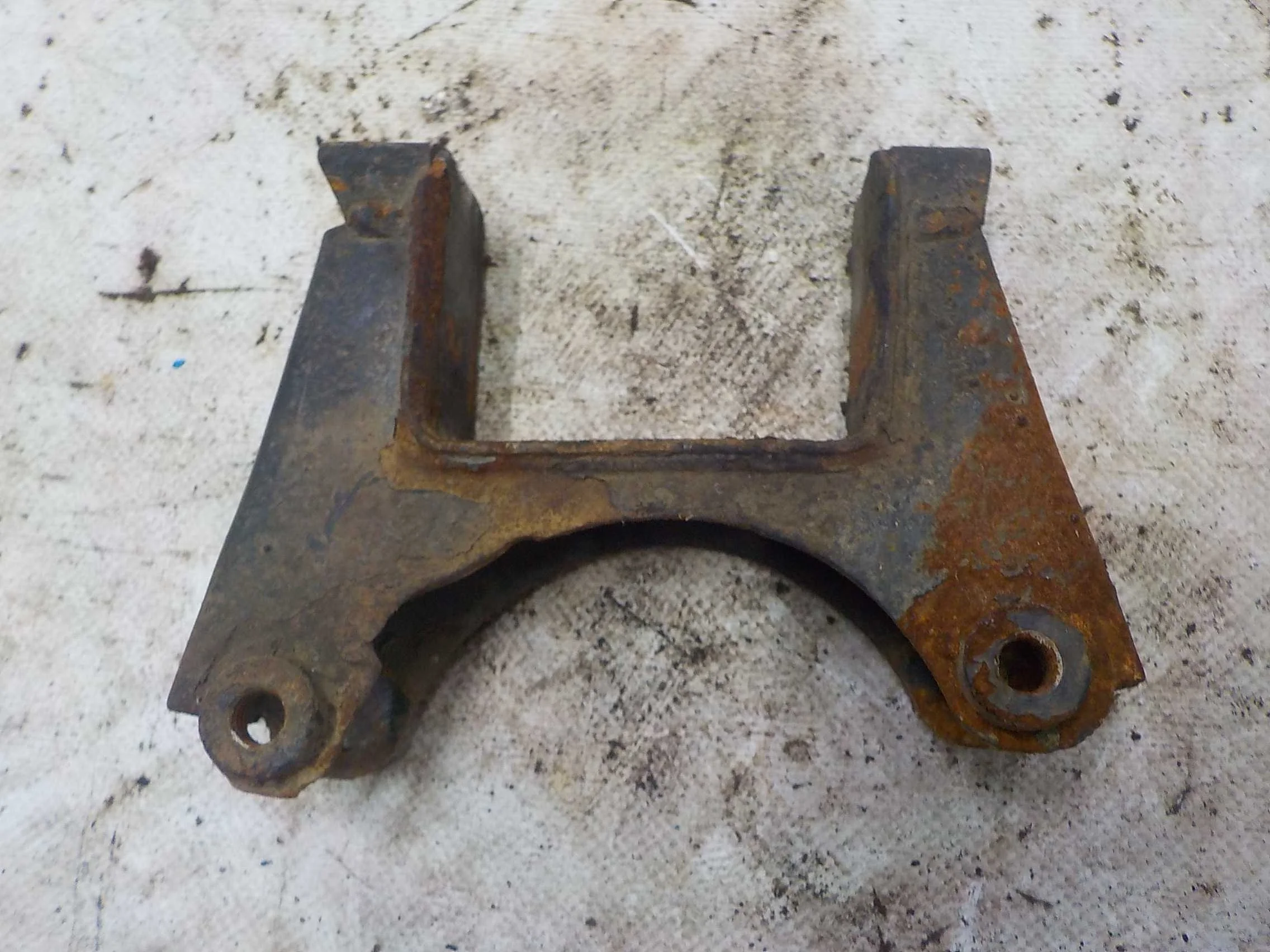 Кронштейн опоры КПП SEAT Ibiza IV (2008—2012)  Лево