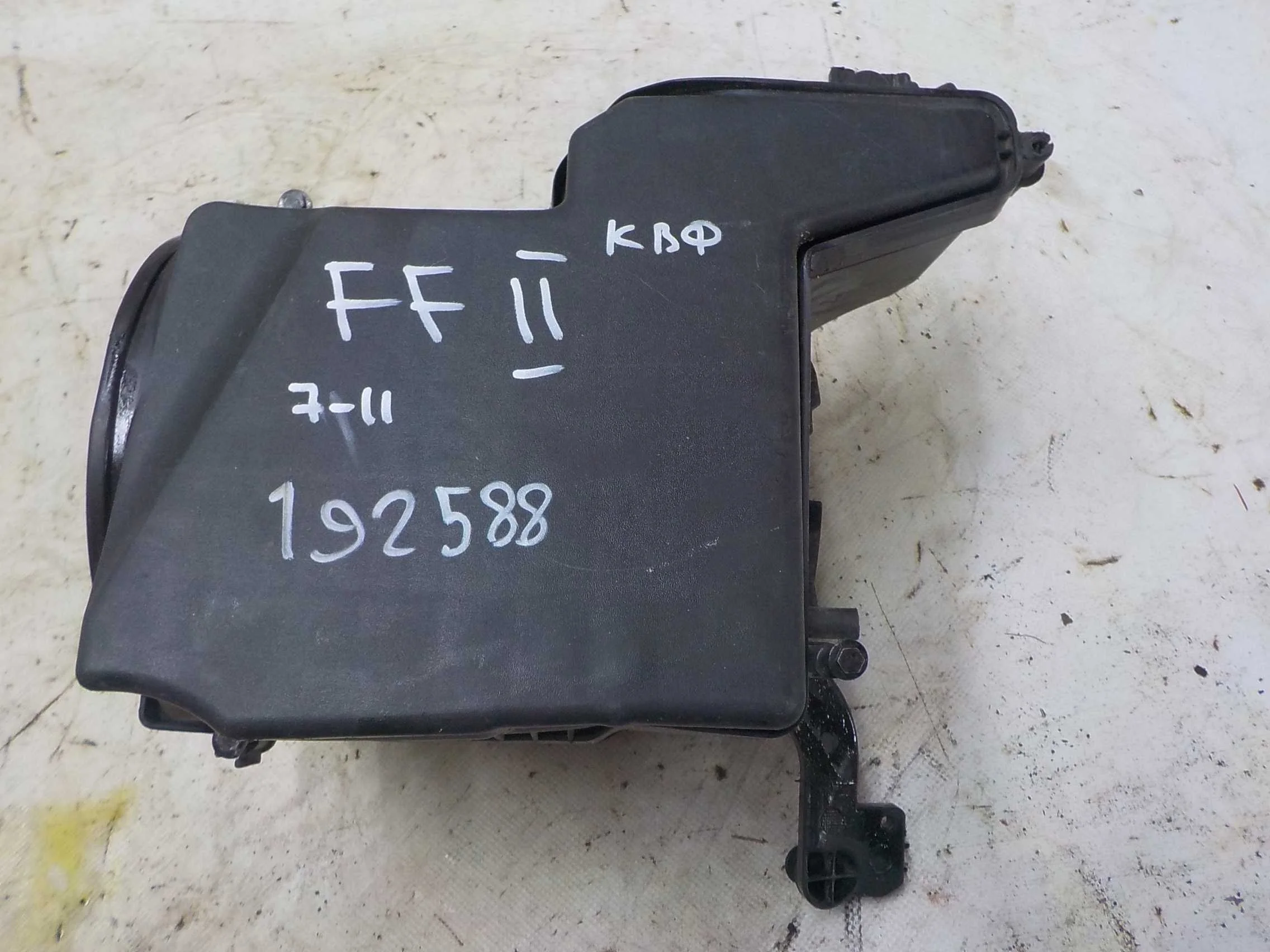 Корпус воздушного фильтра Ford Focus II (2005—2008)