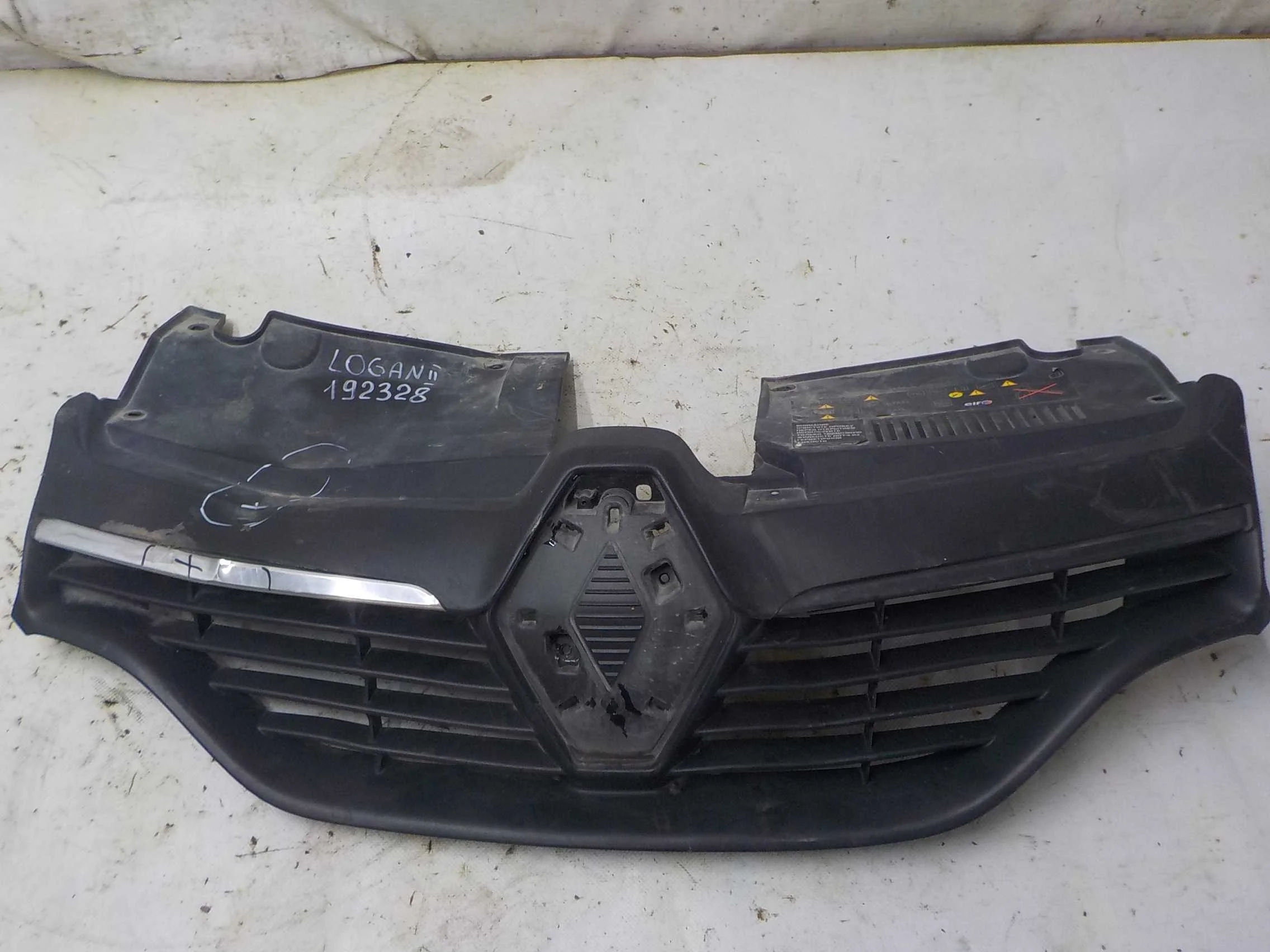 Решетка радиатора Renault Logan II (2012—2018)