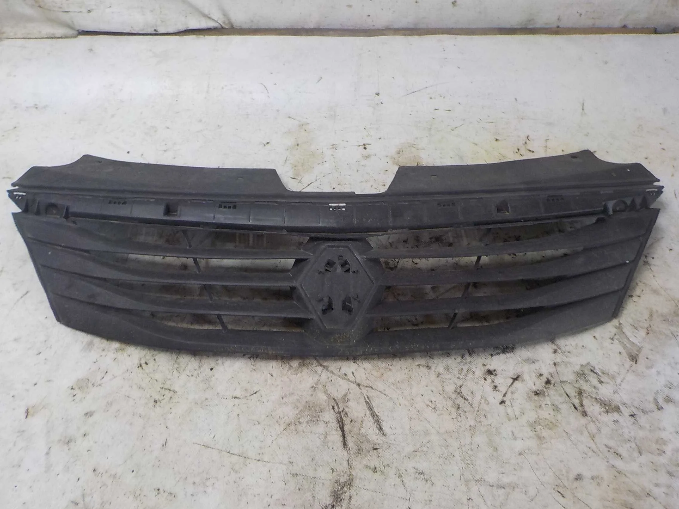 Решетка радиатора Renault Logan I (2004—2009)