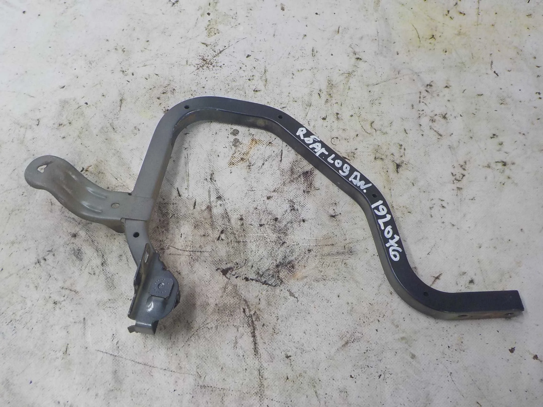 Петля крышки багажника Renault Logan I рестайлинг (2009—2015)  Право