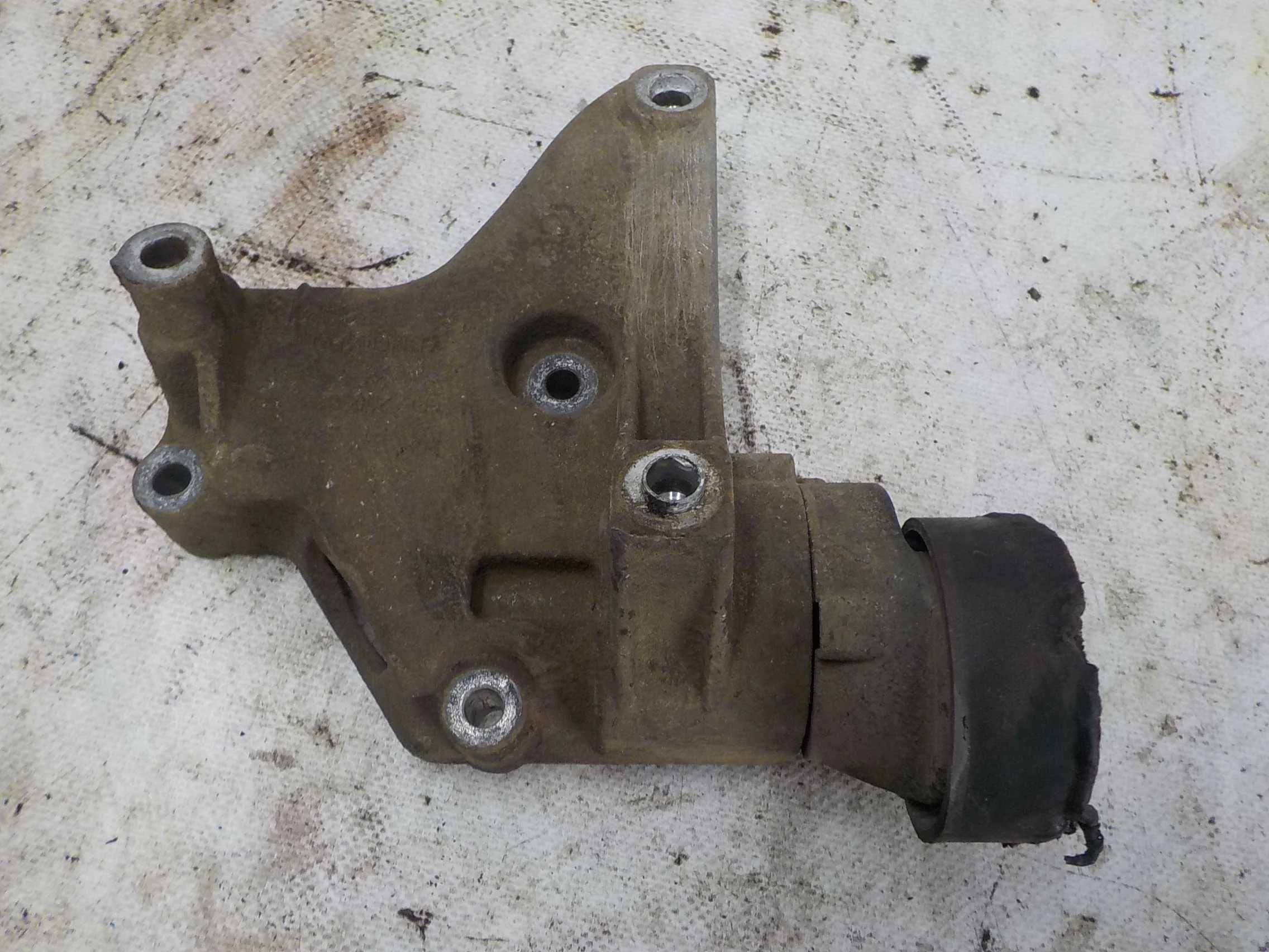 Кронштейн компрессора кондиционера Volkswagen Polo V (2009—2015)