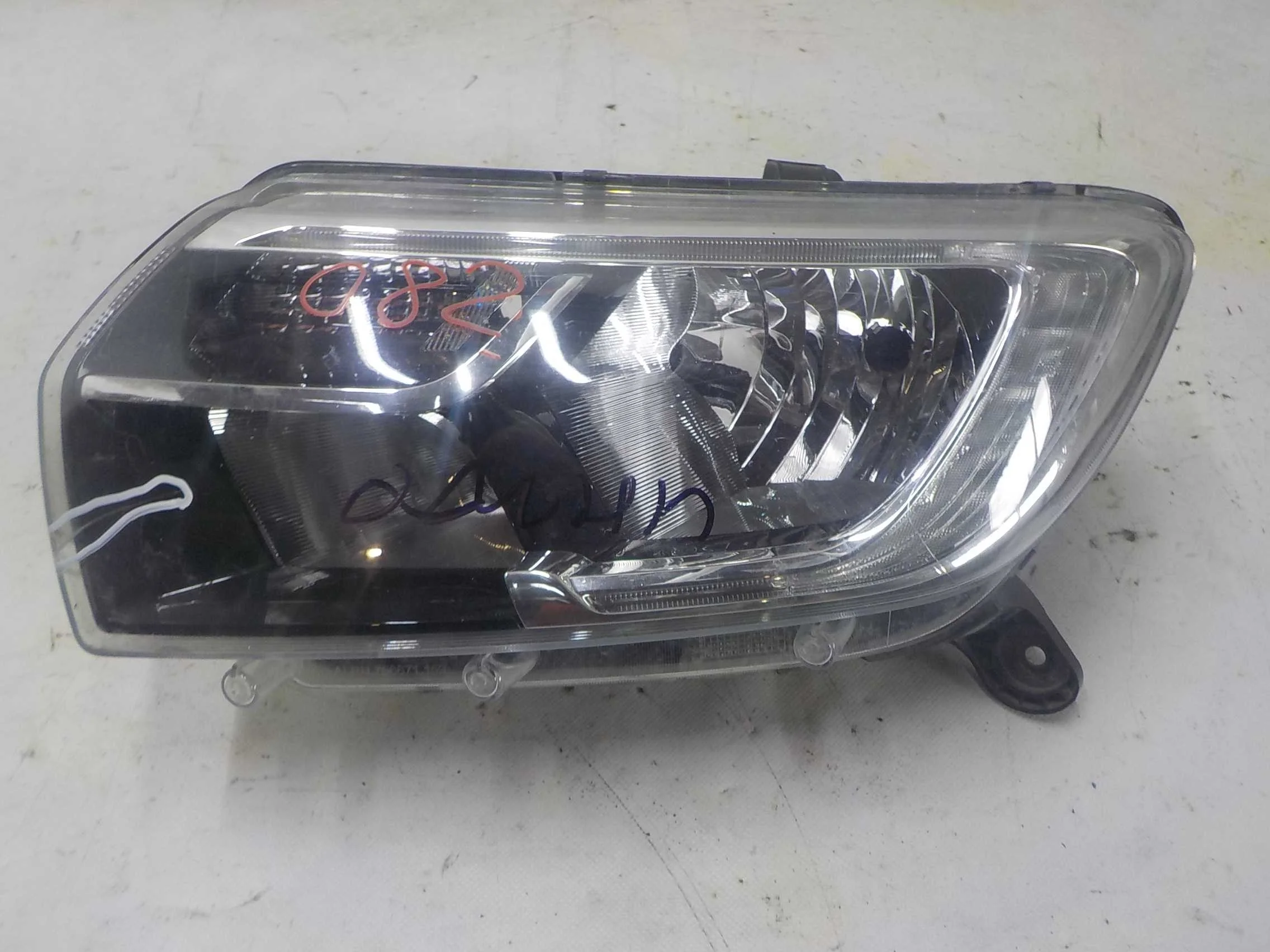 Фара Renault Sandero II рестайлинг (2018—2022)  Лево