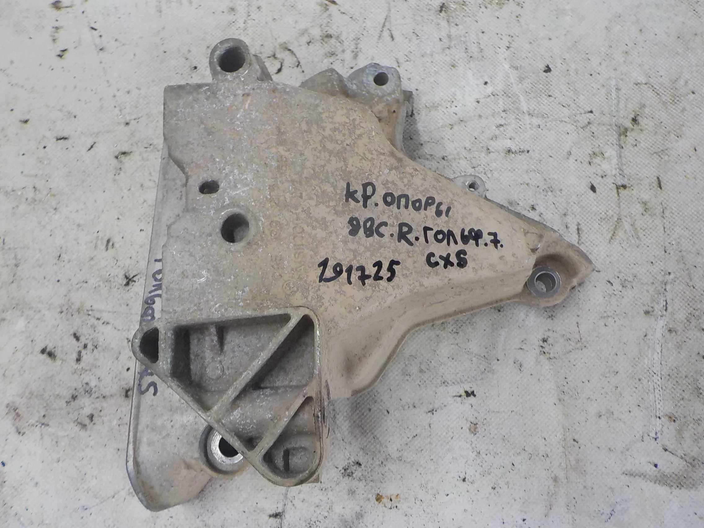 Кронштейн опоры двигателя Volkswagen Golf Mk7 (2012—2017)  Право