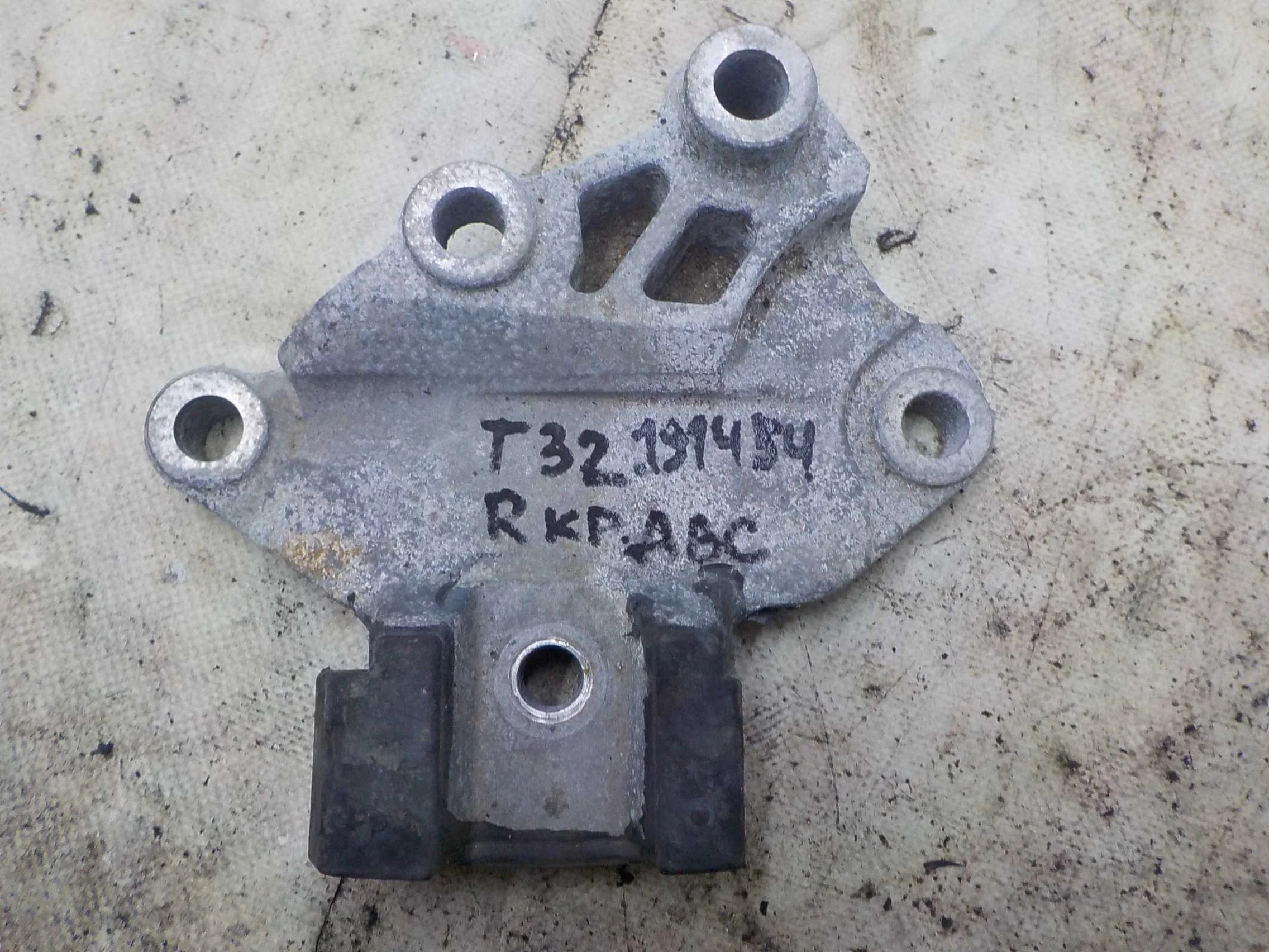 Кронштейн опоры двигателя Nissan X-Trail II (2007—2011)  Право