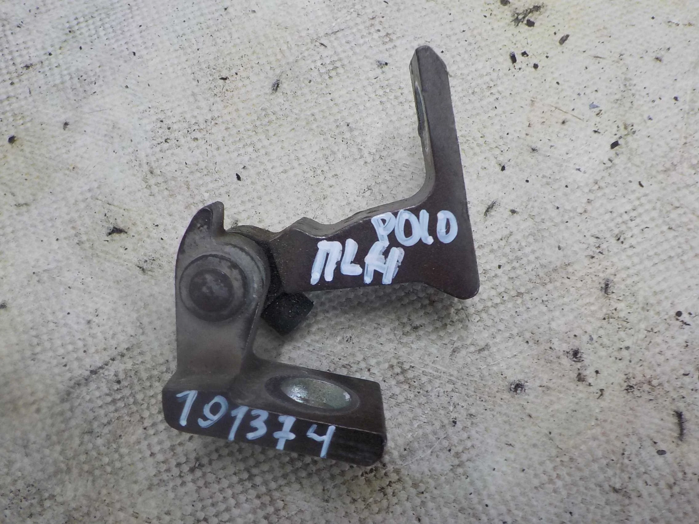 Петля двери Skoda Rapid I (2012—2017) Перед Лево Низ