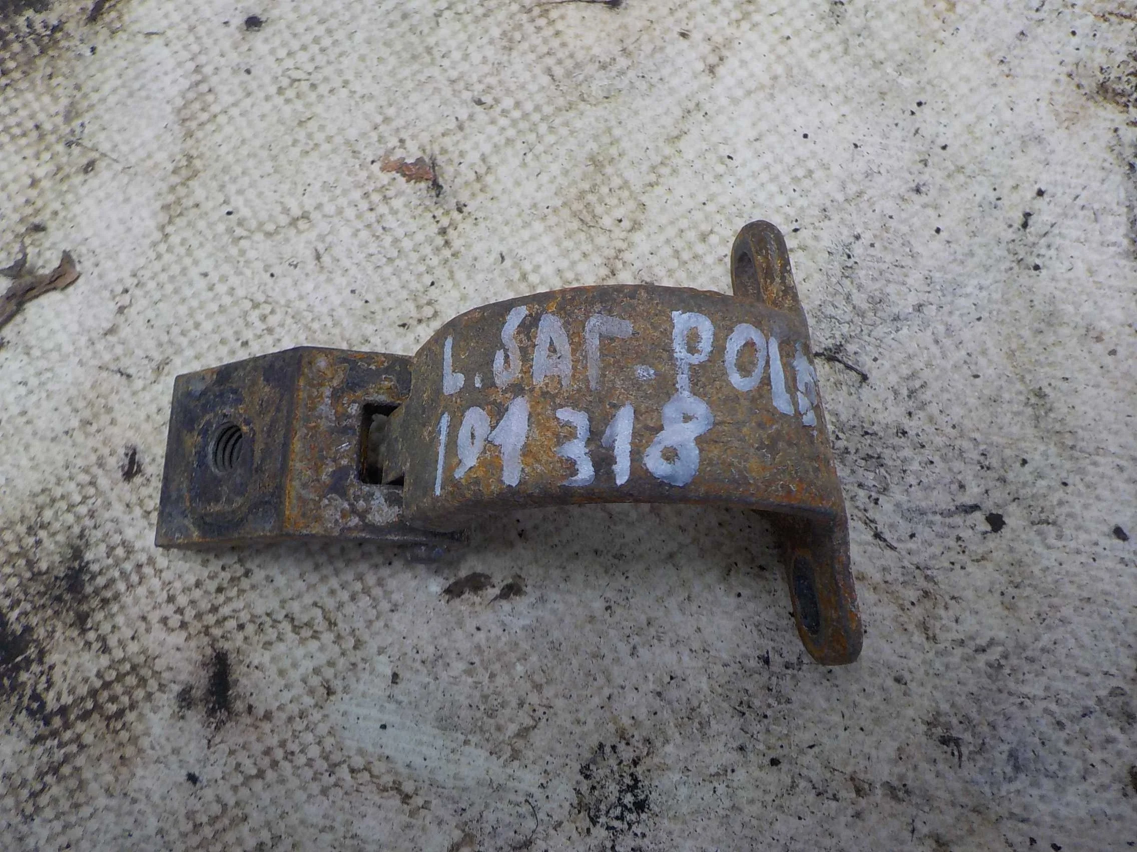 Петля крышки багажника Skoda Rapid I (2012—2017)  Лево