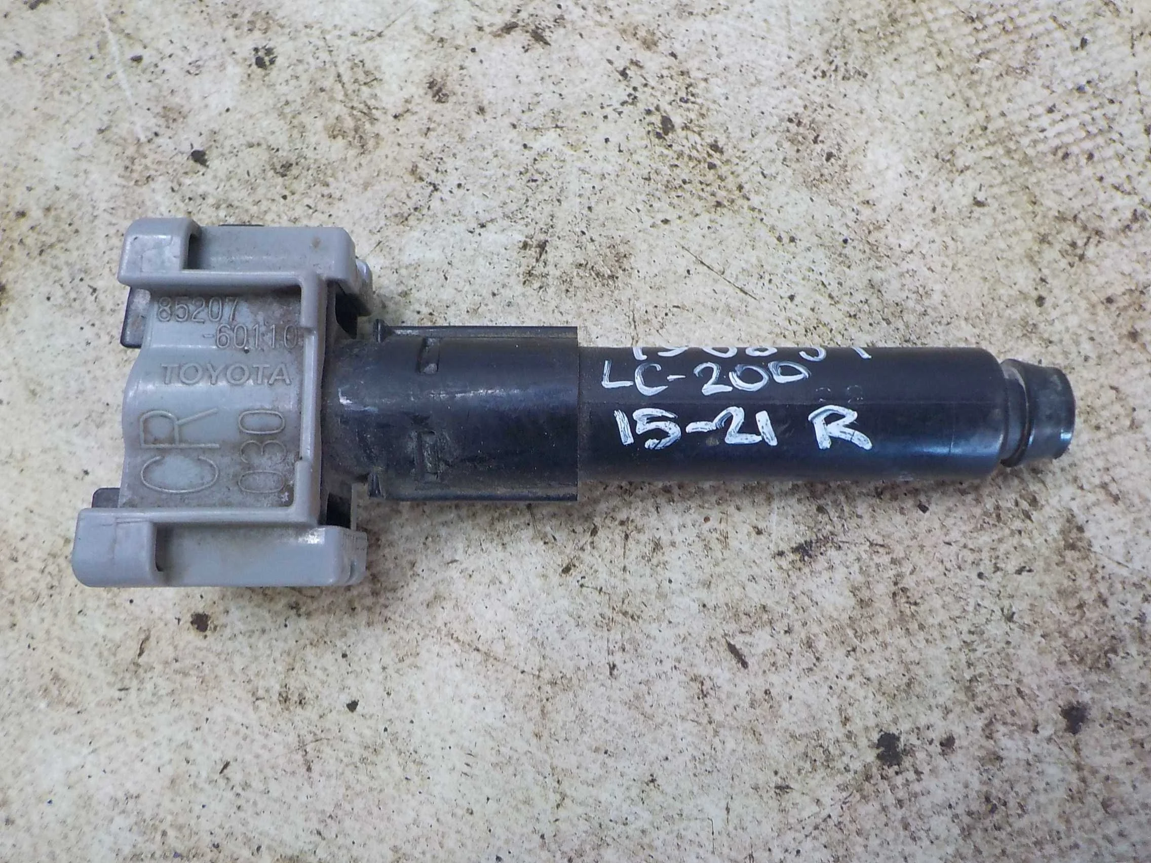 форсунка омывателя Toyota Land Cruiser 200 рестайлинг 2 (2015—2021)  Право