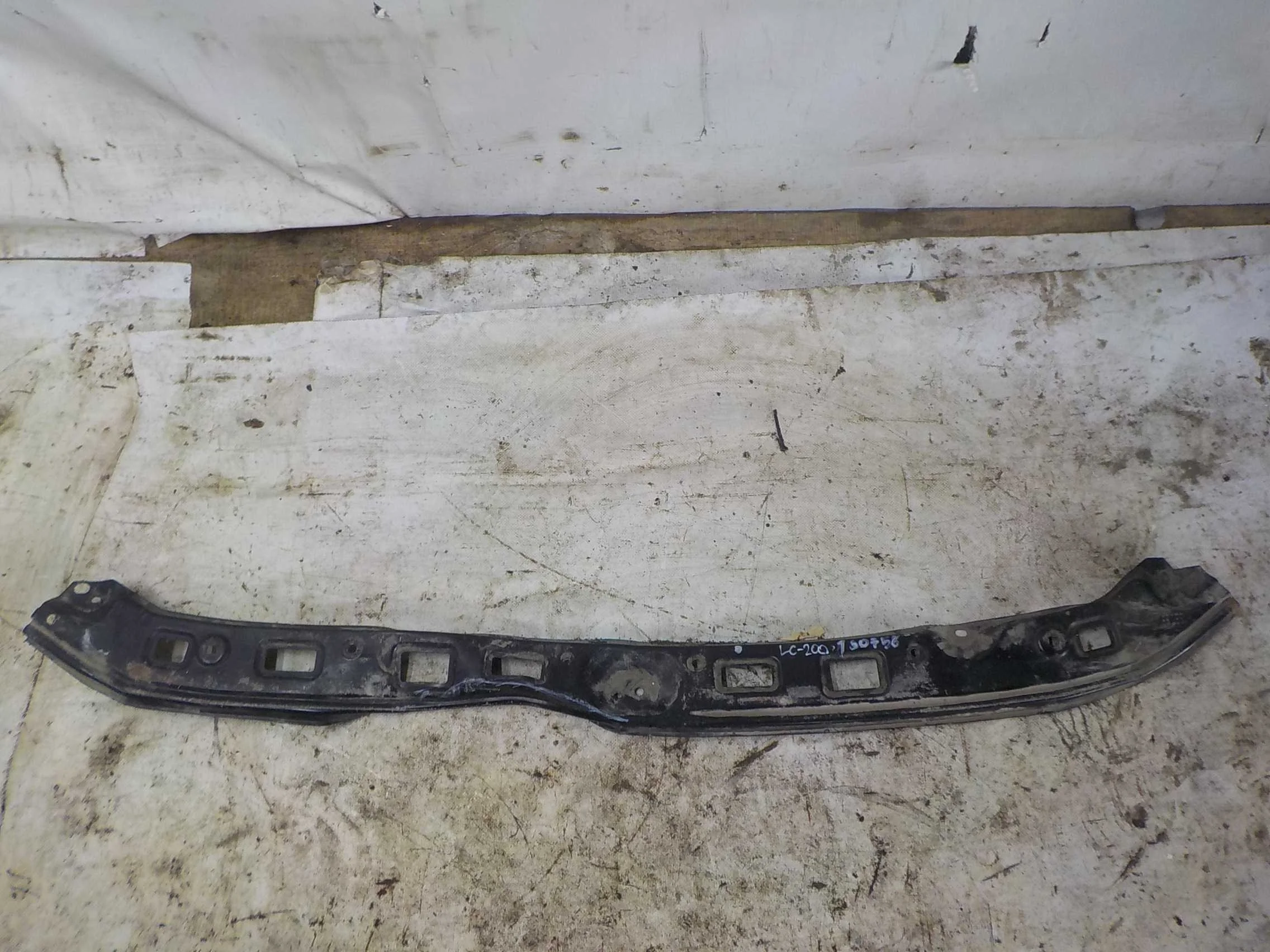 Усилитель бампера Toyota Land Cruiser 200 (2007—2012)