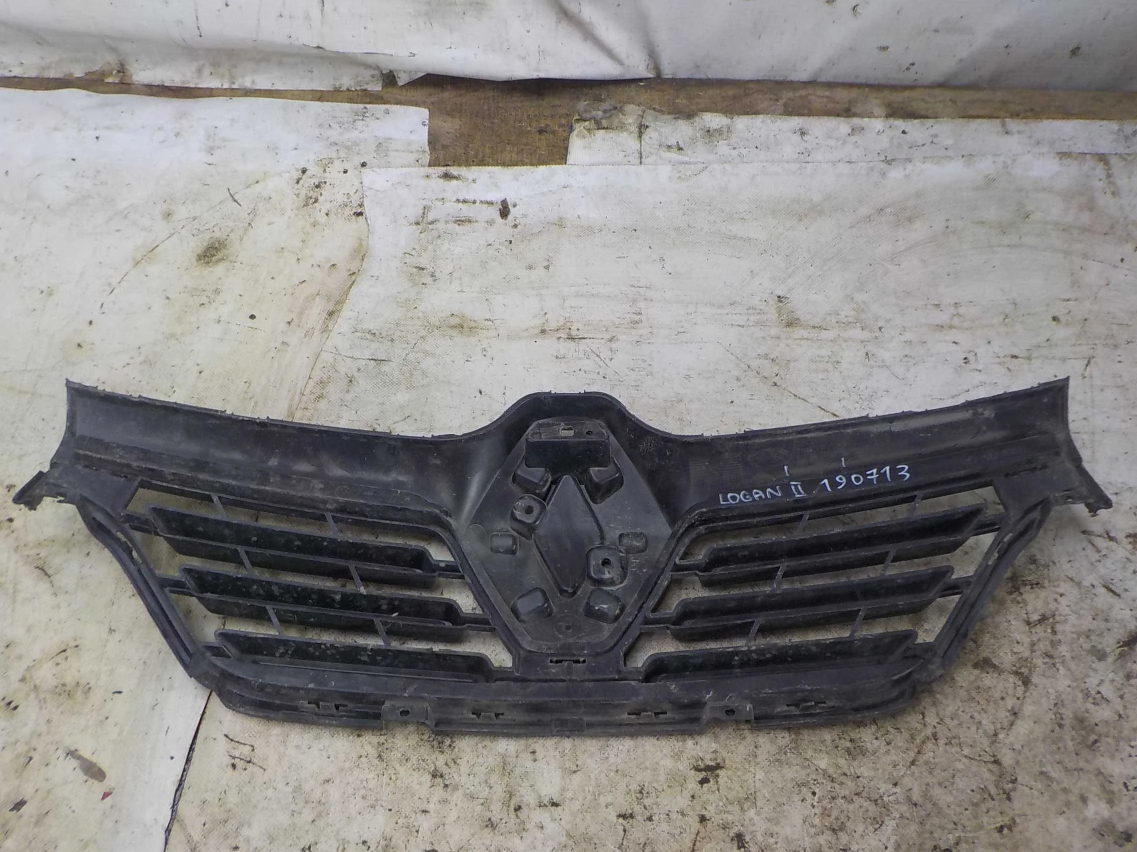 Решетка радиатора Renault Logan II рестайлинг (2018—2022)