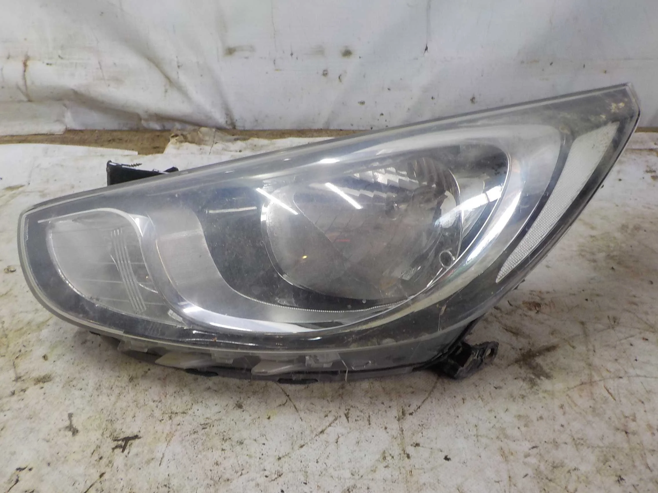 Фара Hyundai Solaris I (2010—2014)  Лево