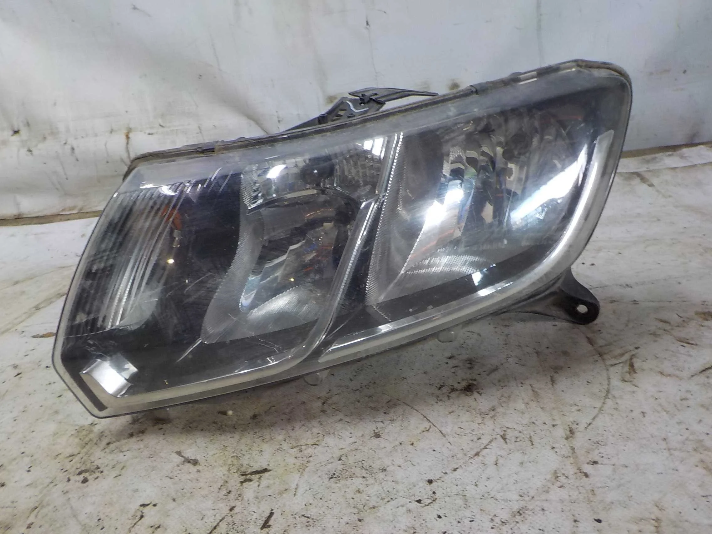 Фара Renault Logan II (2012—2018)  Лево