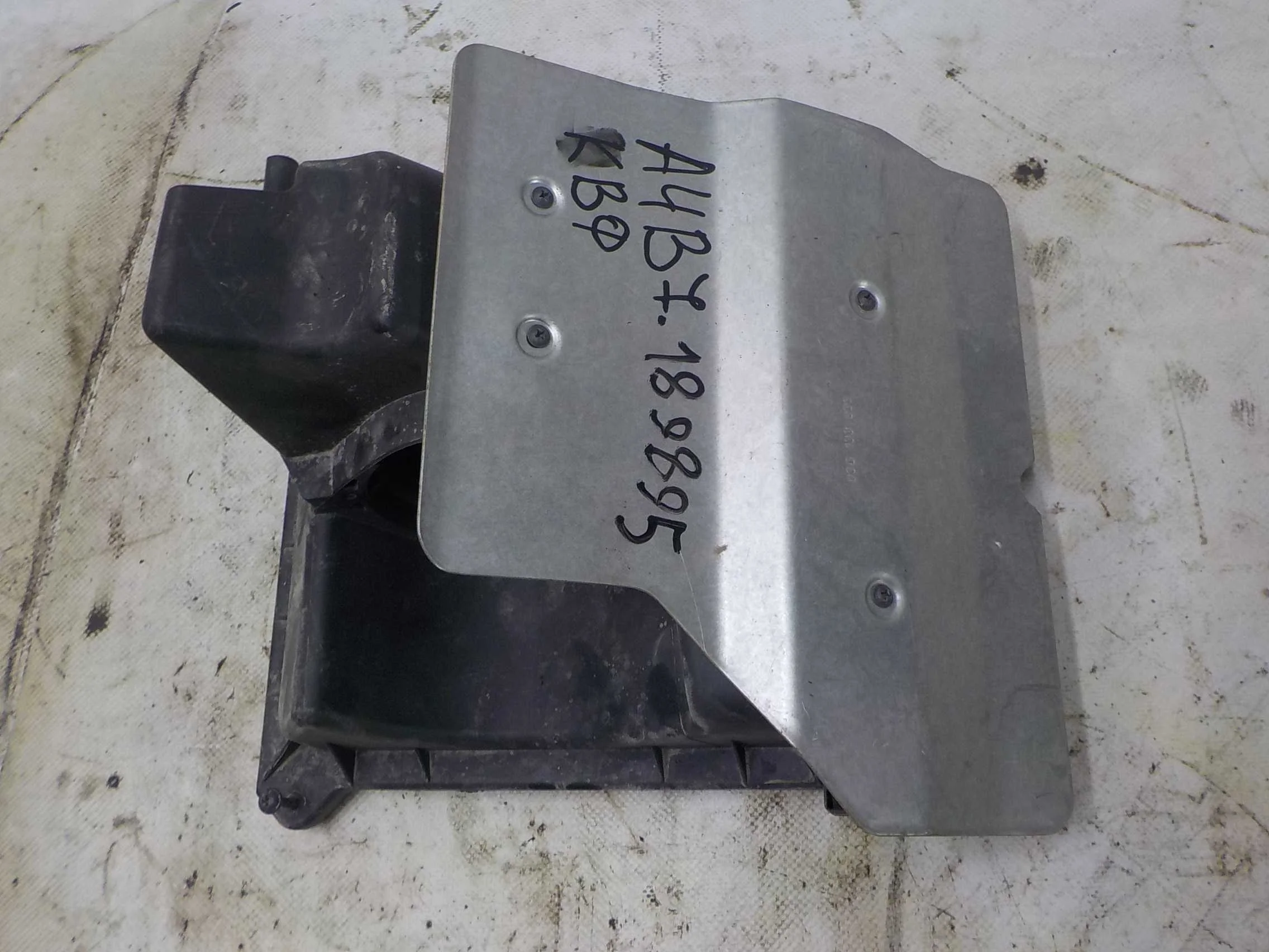 Корпус воздушного фильтра Audi A4 B7 (2004—2009)