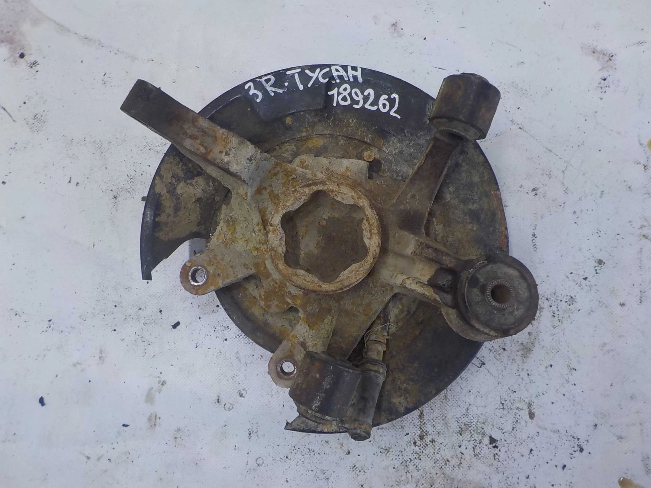 кулак поворотный Hyundai Tucson I (2004—2015) Зад Право