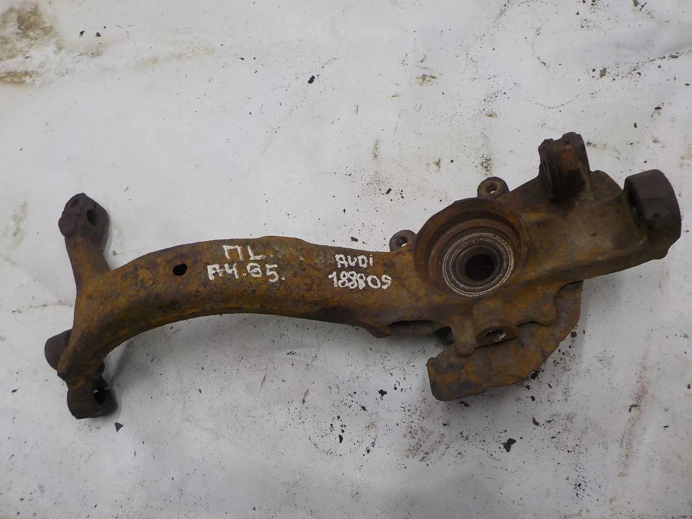 кулак поворотный Volkswagen Passat B5 (1996—2001) Перед Право