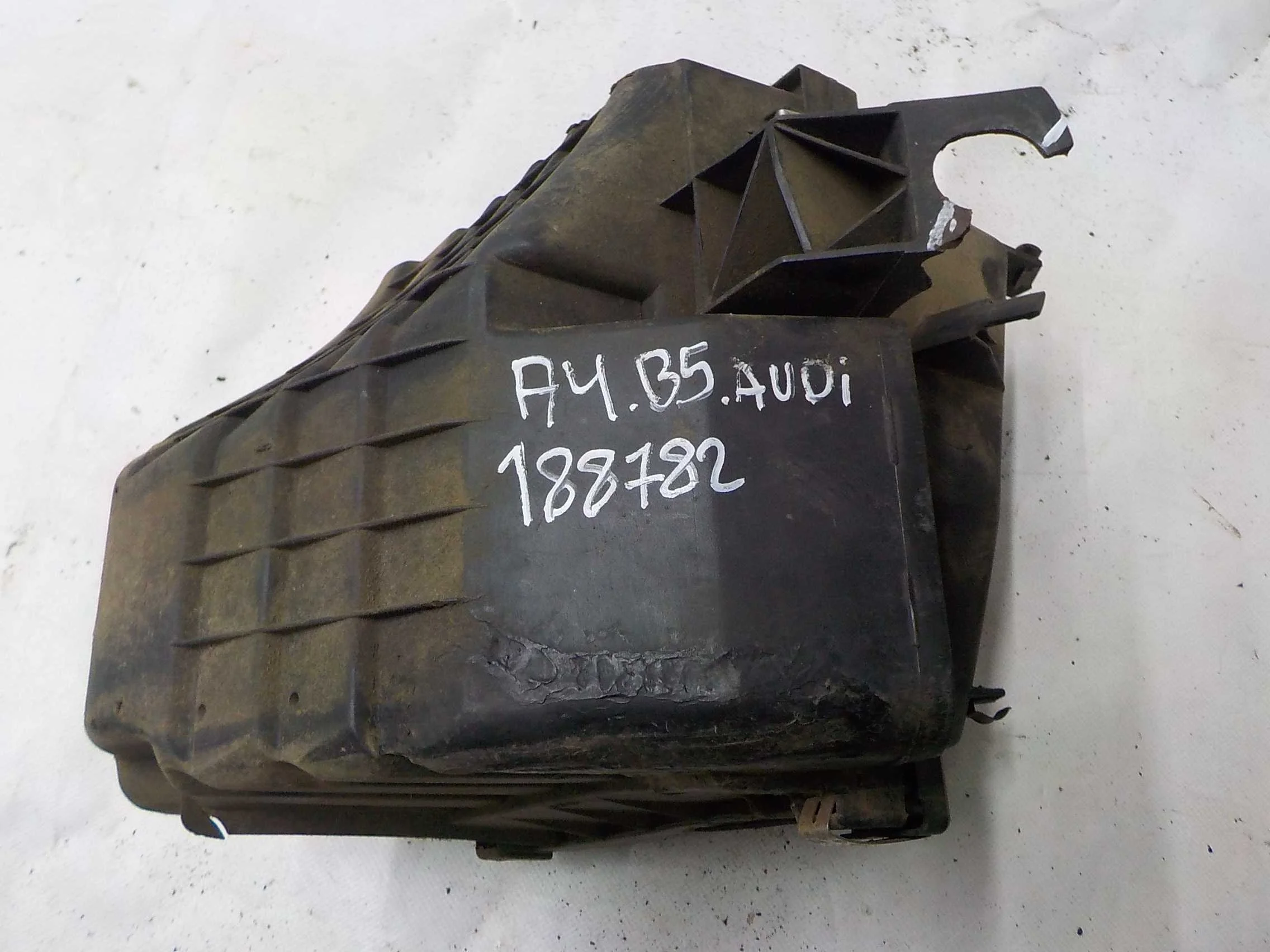 Корпус воздушного фильтра Volkswagen Passat B5 (1996—2001)