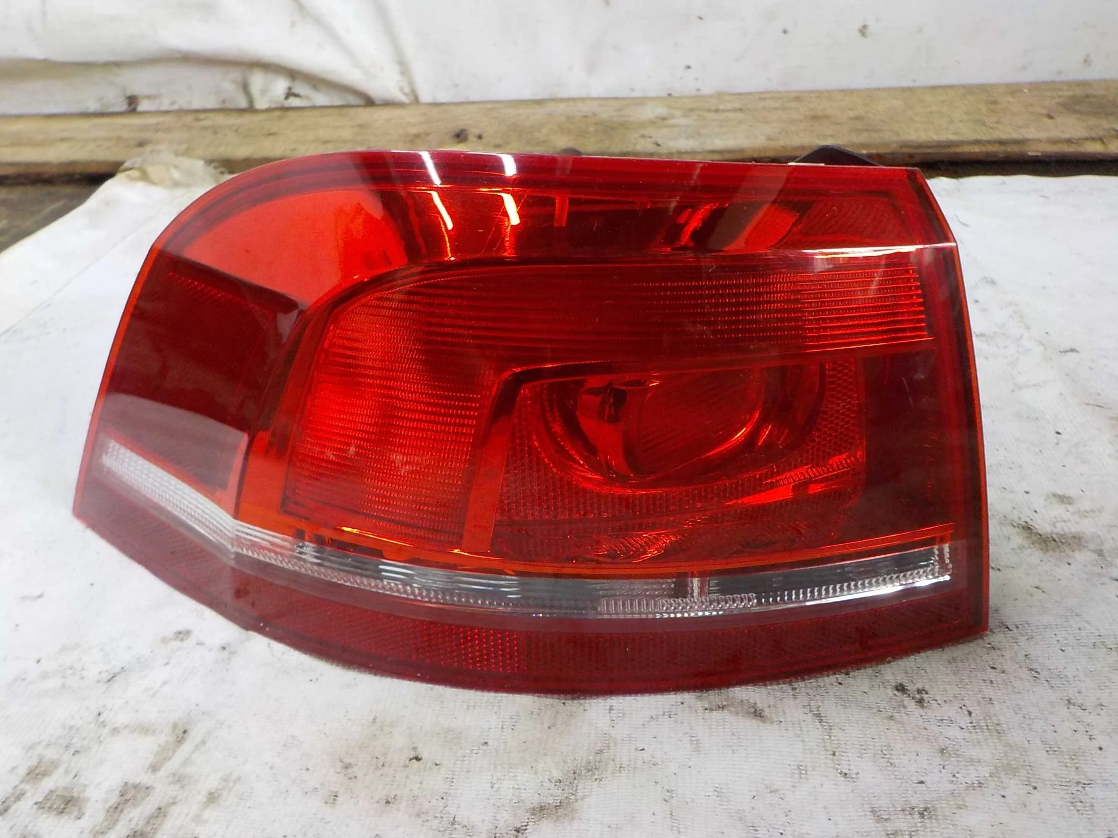 Фонарь Volkswagen Passat B7 (2010—2015)  Лево