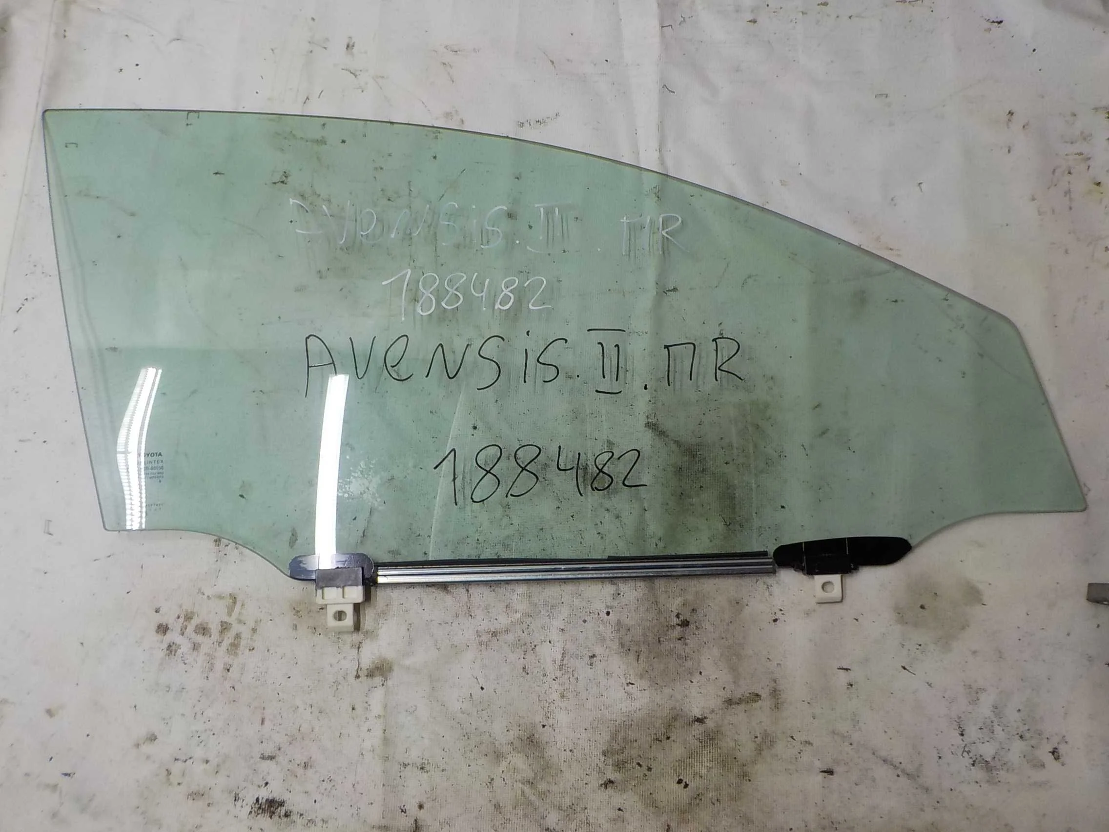 стекло Toyota Avensis T250 (2003—2006) Перед Право