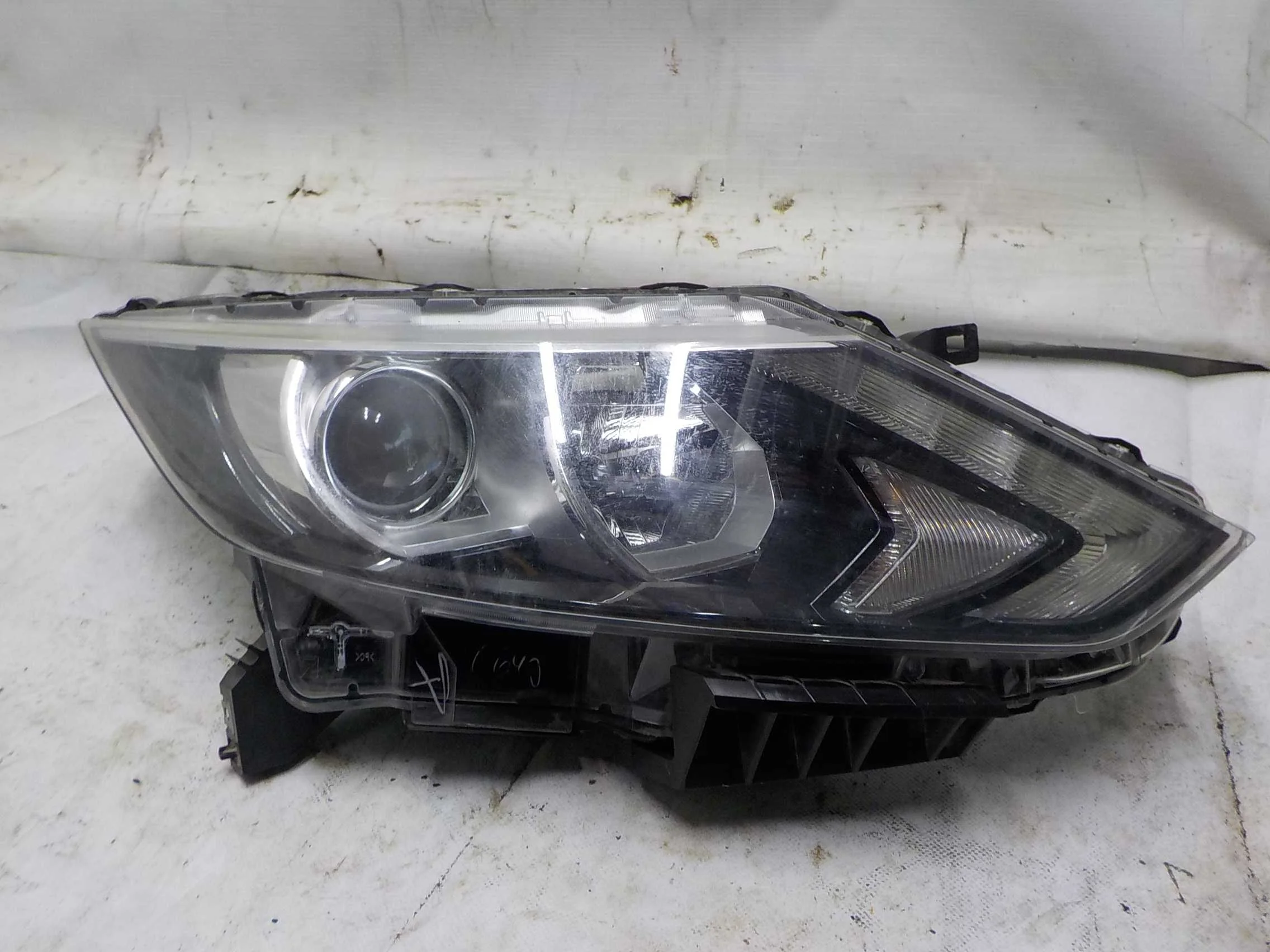 Фара Nissan Qashqai II (2013—2019)  Право