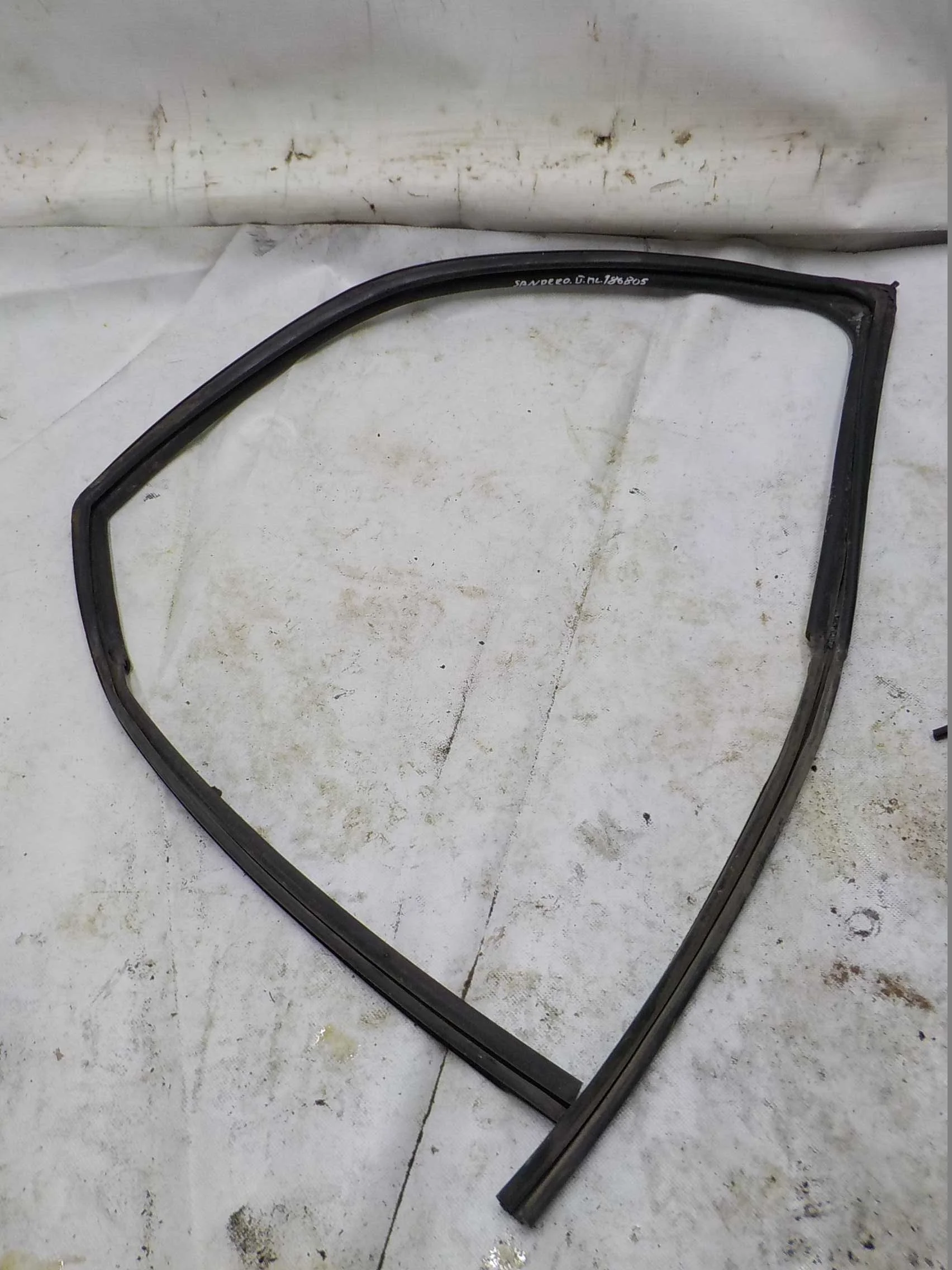 резинка дверная Renault Sandero Stepway II рестайлинг (2018—2022) Перед Лево