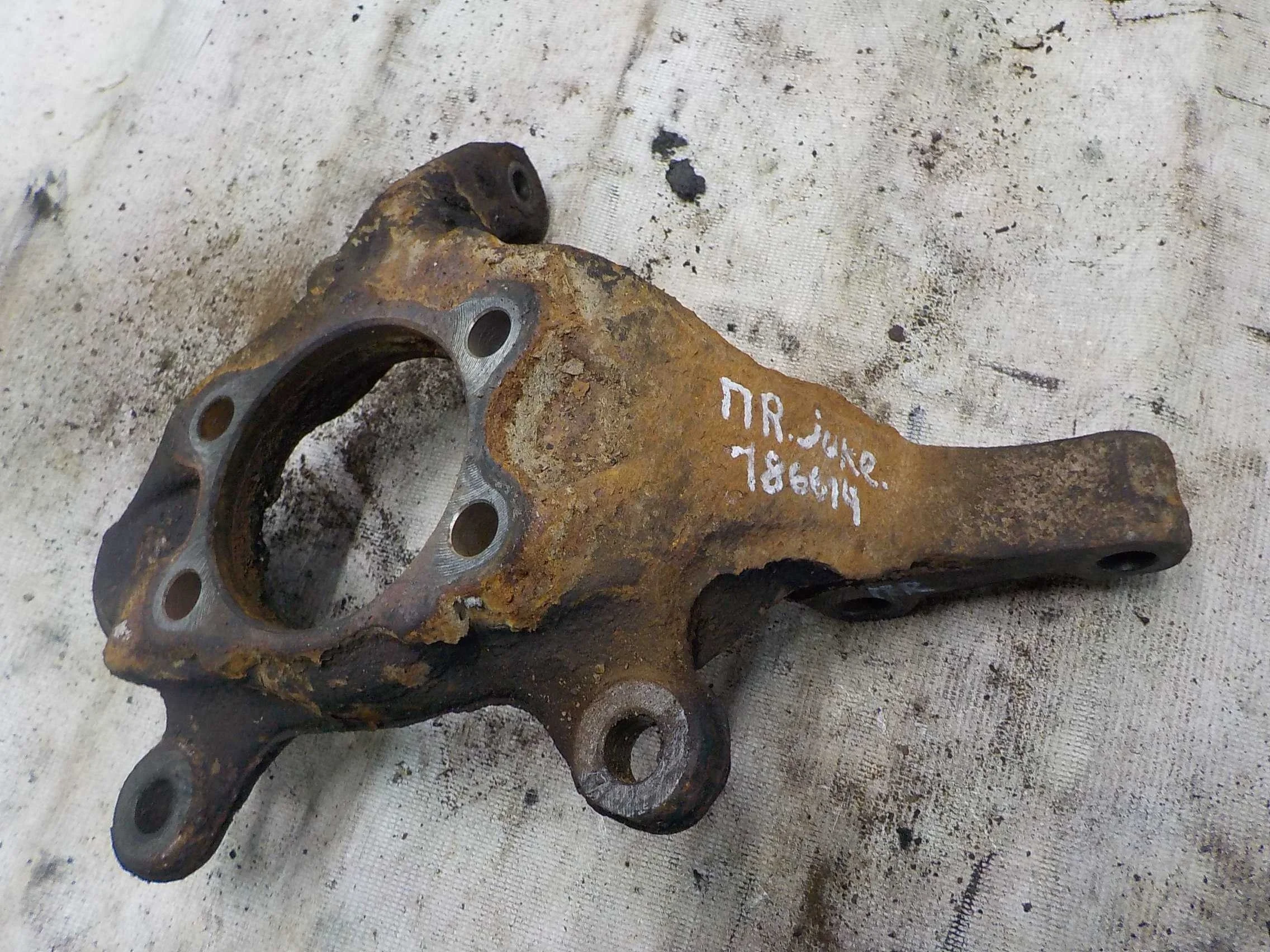 кулак поворотный Nissan Juke I рестайлинг (2014—2019) Перед Право