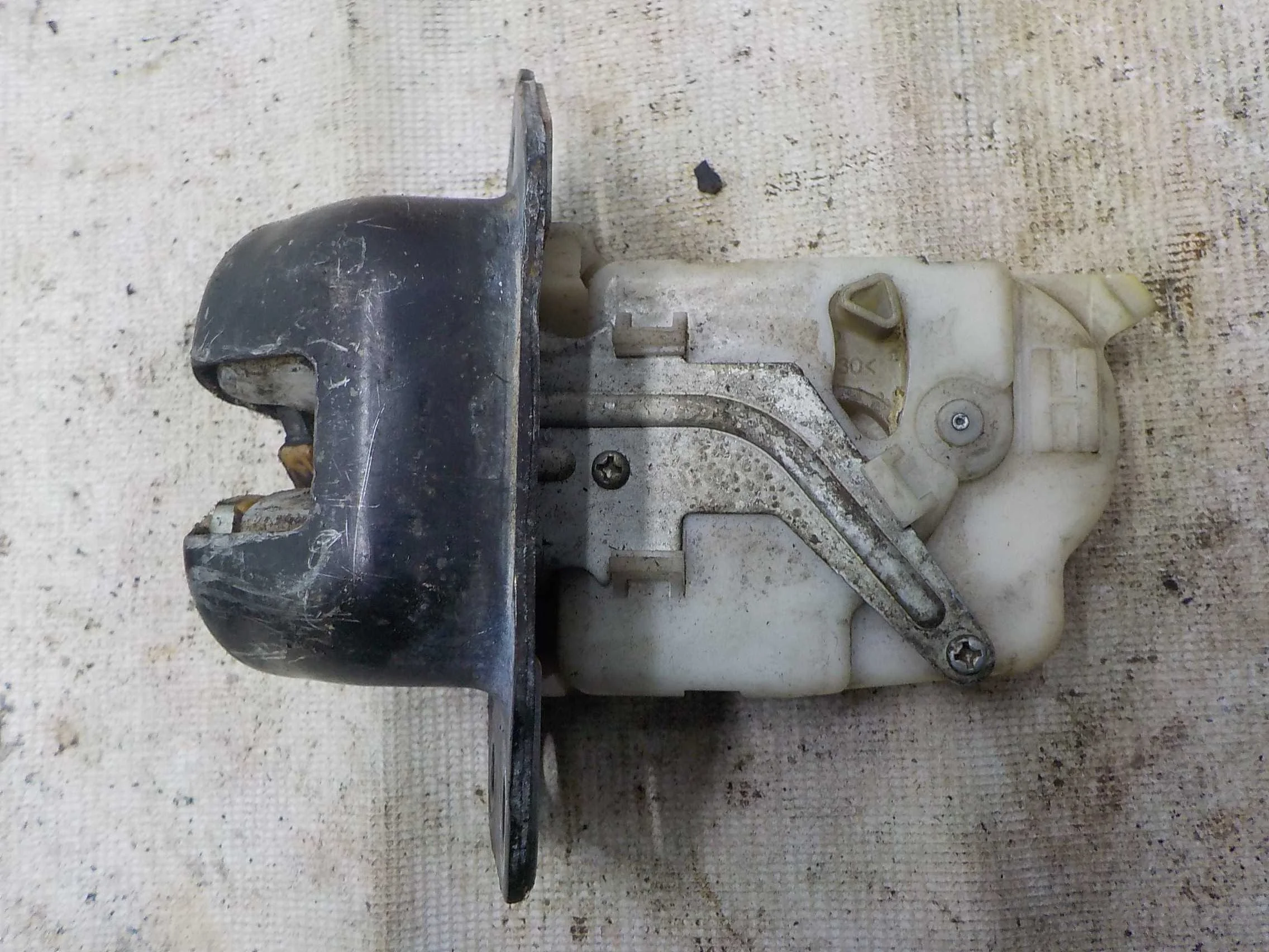 Замок крышки багажника Nissan X-Trail II (2007—2011)