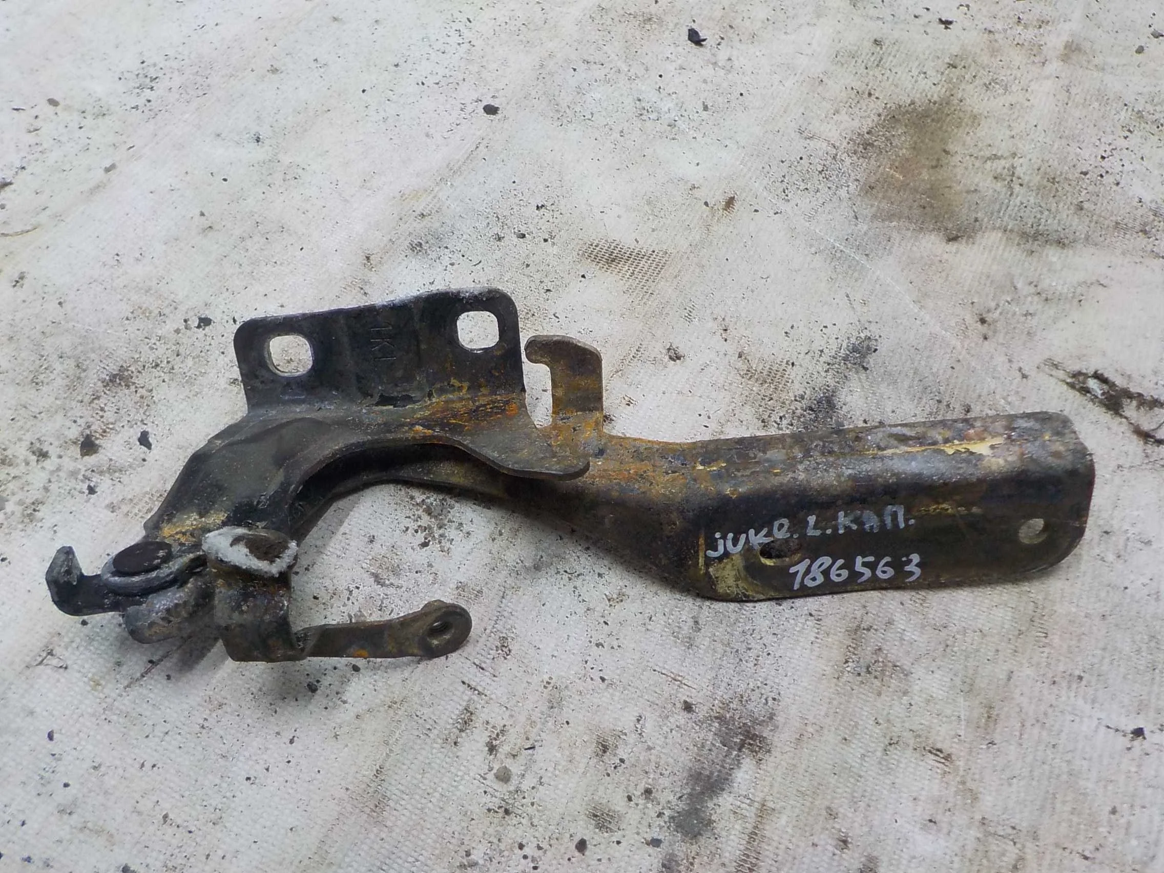 Петля капота Nissan Juke I (2010—2014)  Лево