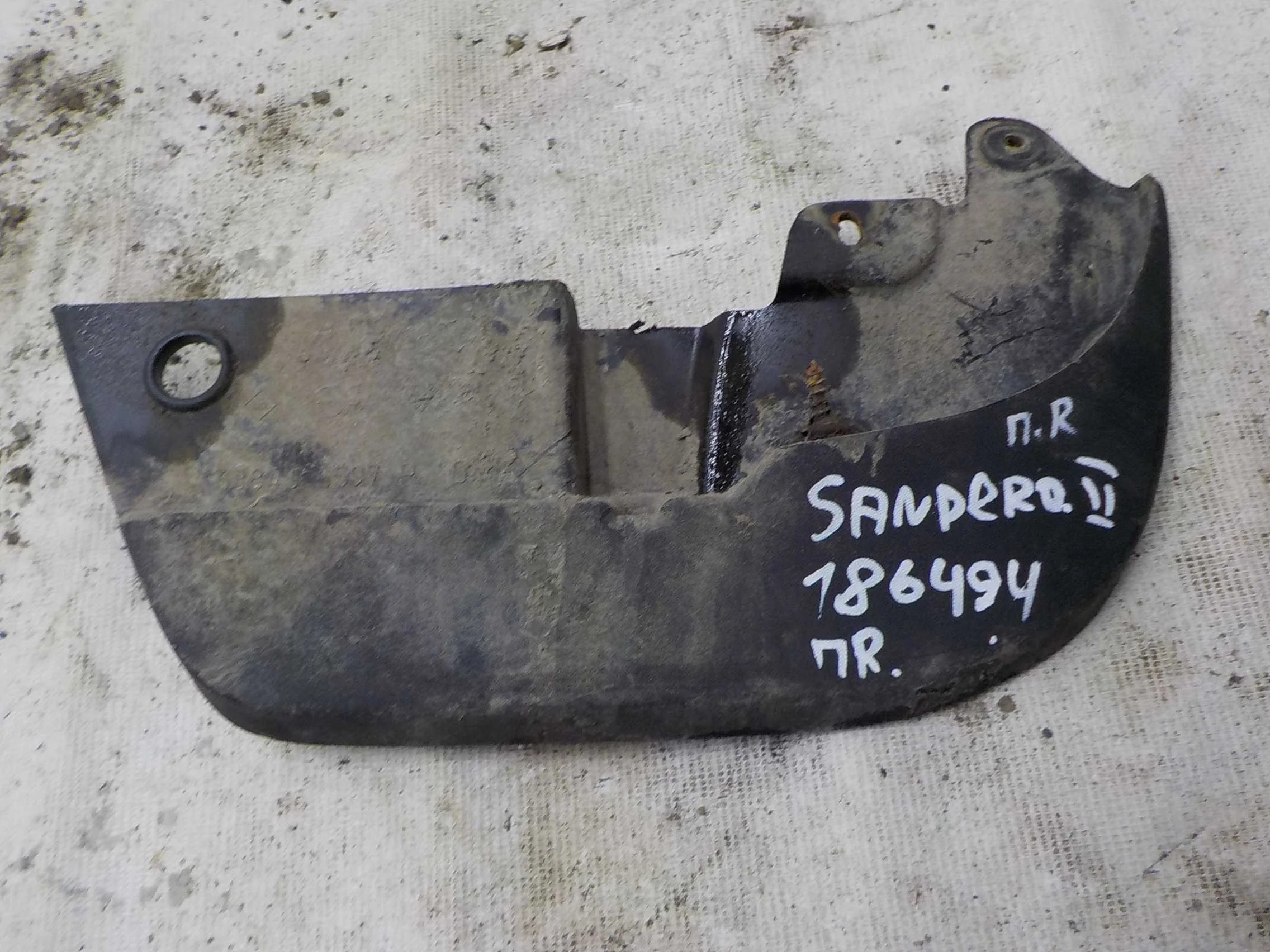 Брызговик Renault Logan II (2012—2018) Перед Право