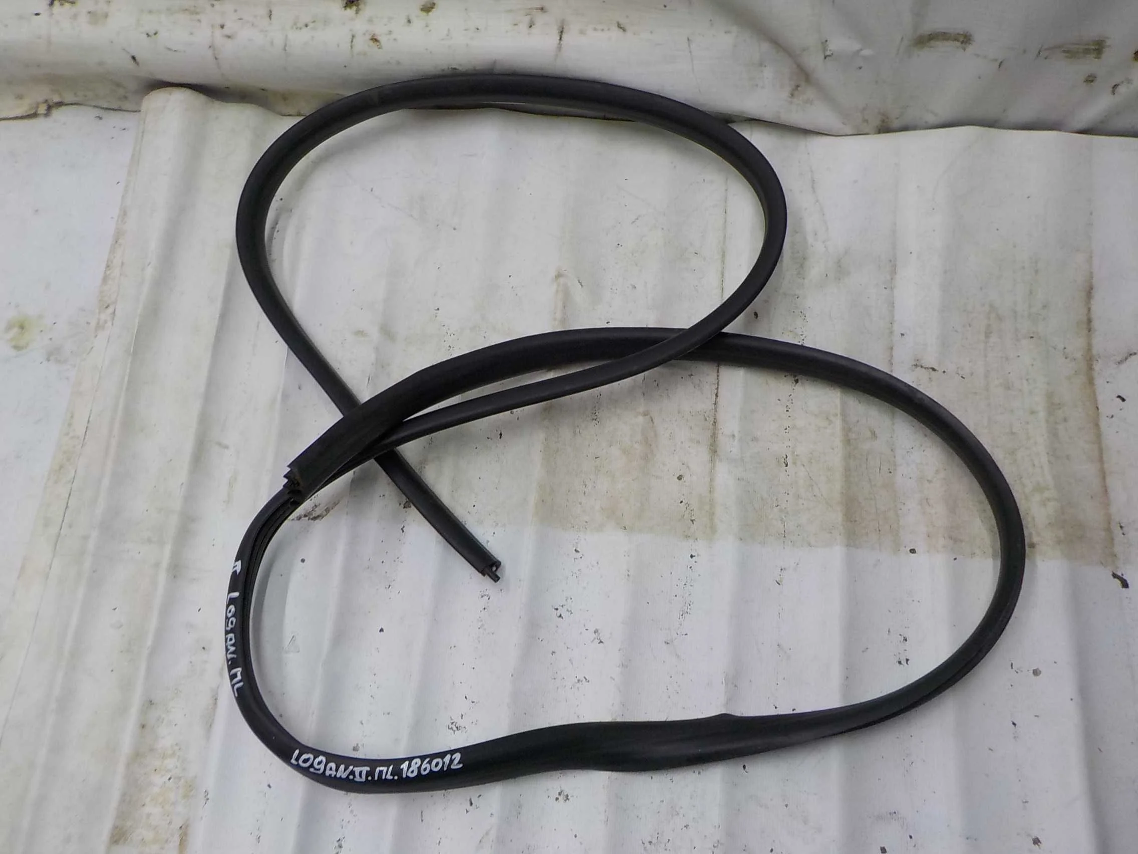 резинка проемная Renault Sandero II (2013—2018) Перед Лево