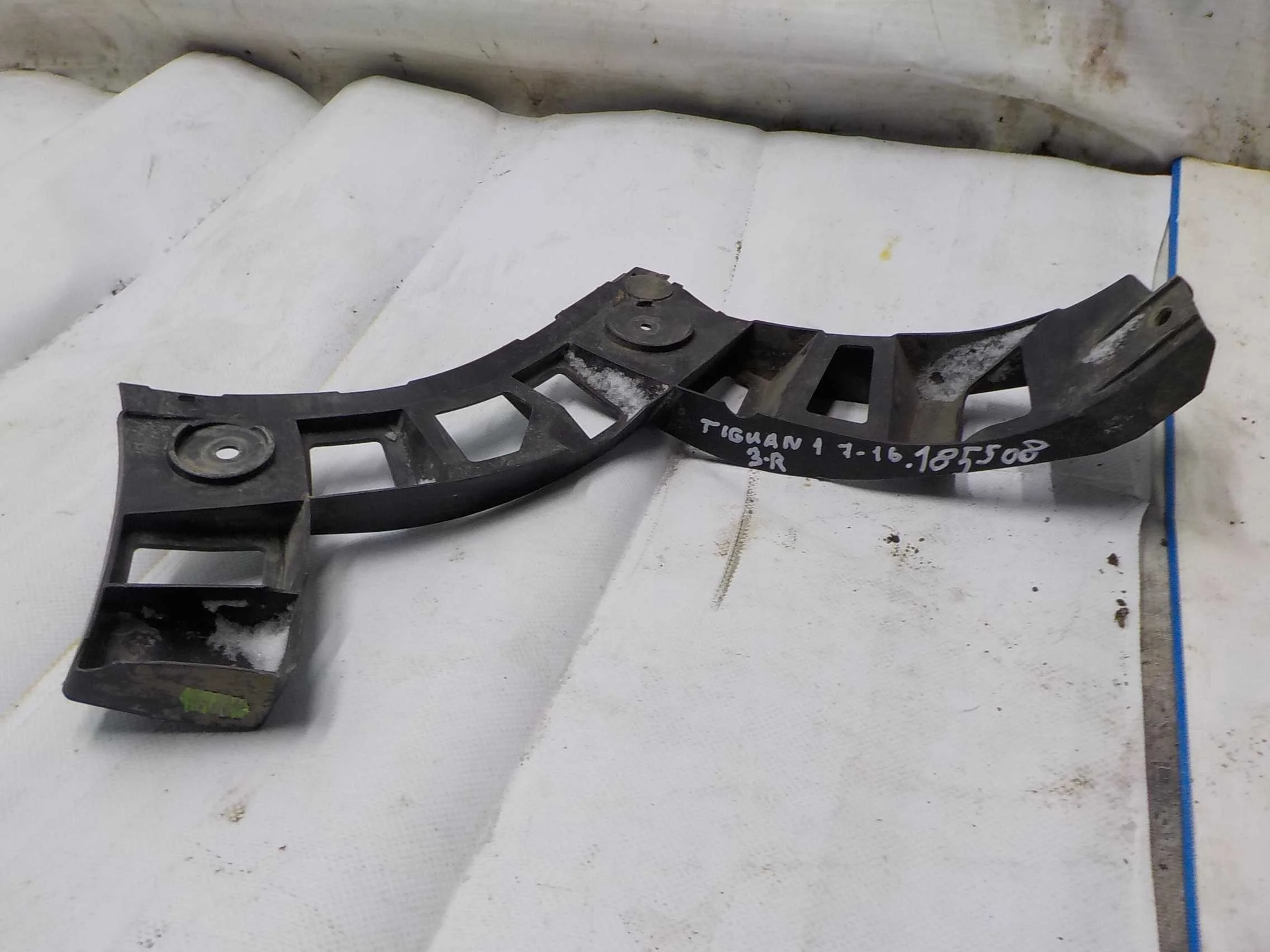 кронштейн бампера Volkswagen Tiguan I рестайлинг (2011—2019) Зад Право