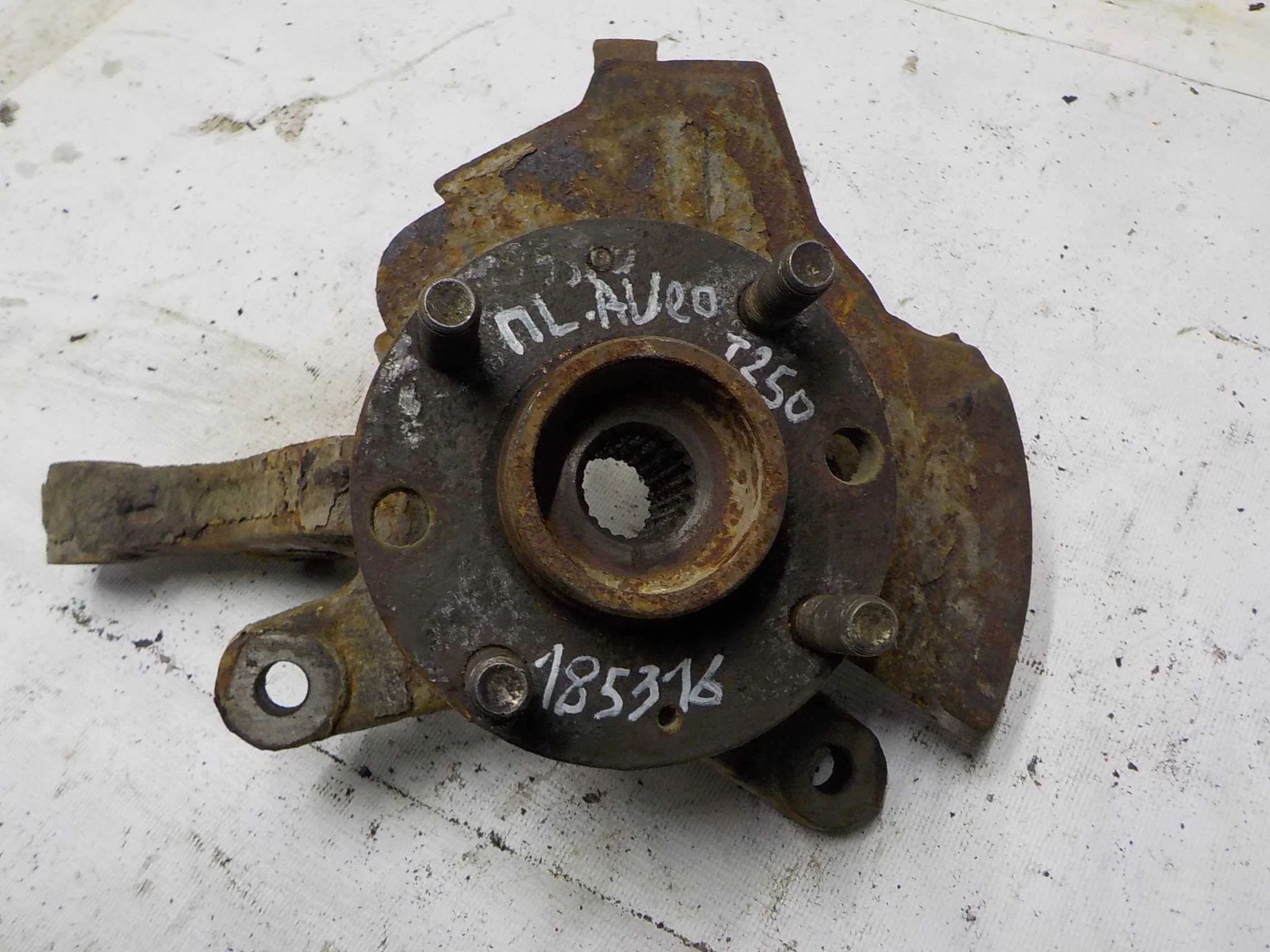 кулак поворотный Chevrolet Aveo I (2003—2008) Перед Лево