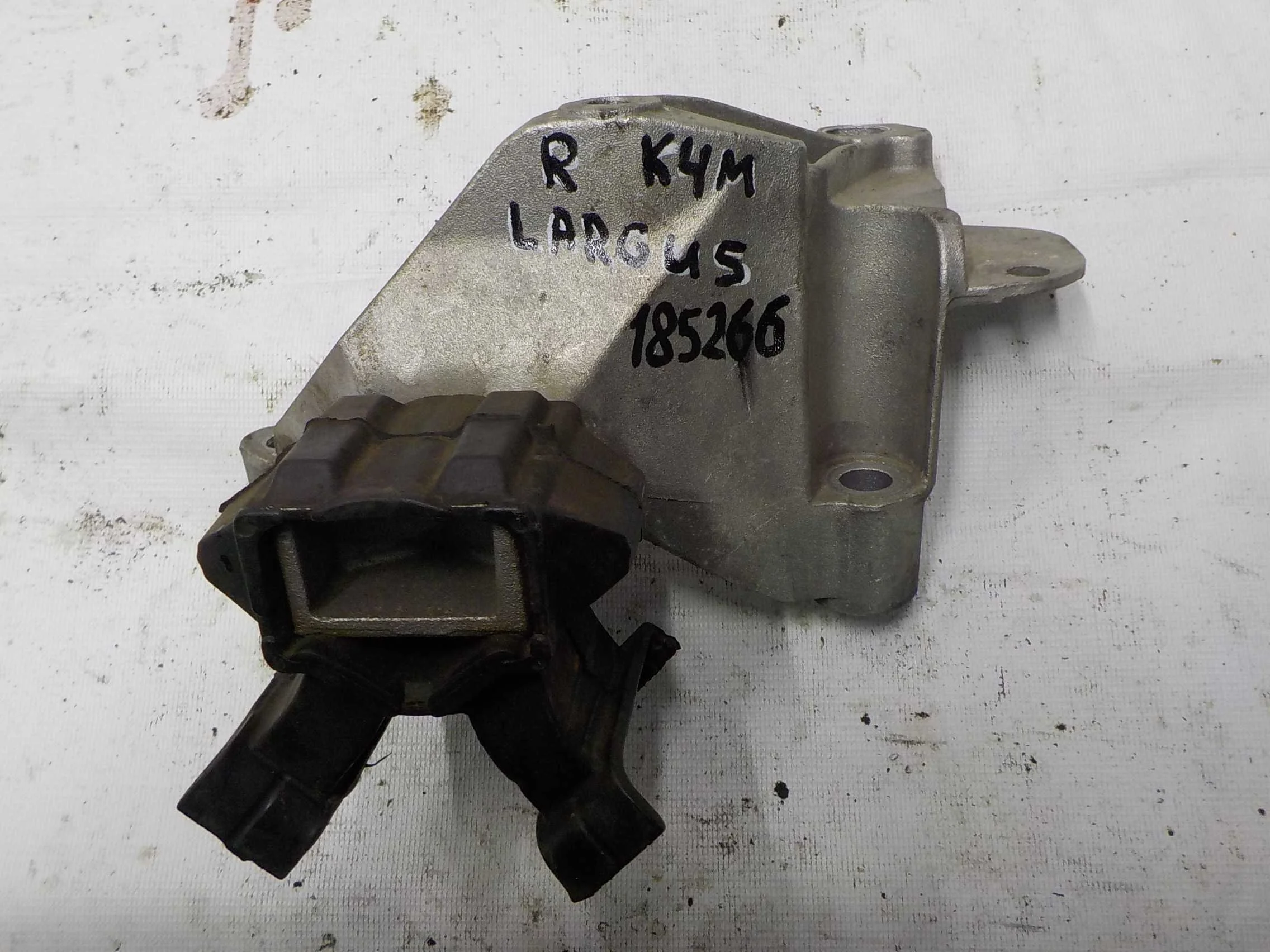 Кронштейн опоры двигателя Renault Logan II (2012—2018)  Право