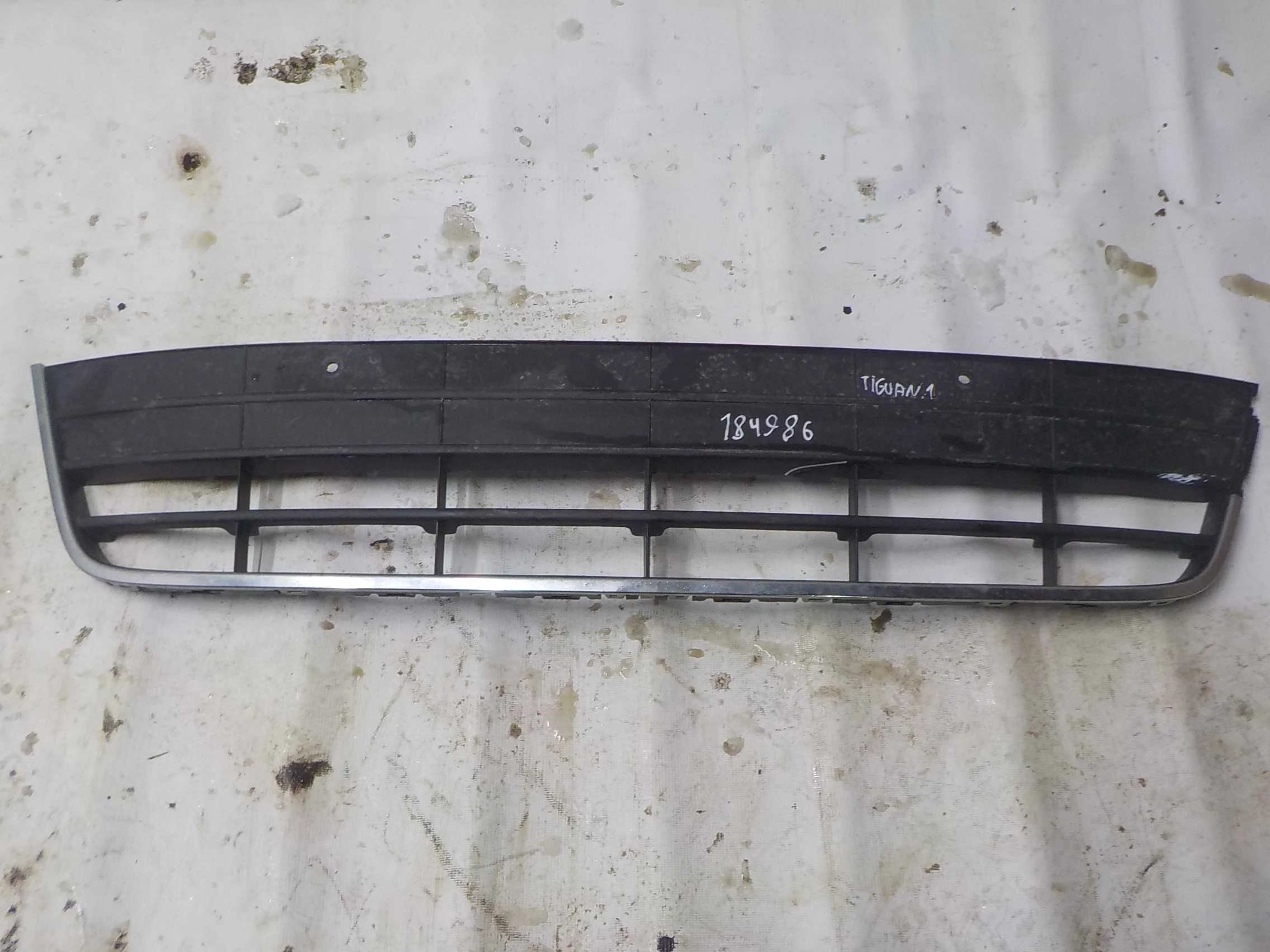 решетка бампера Volkswagen Tiguan I рестайлинг (2011—2019)