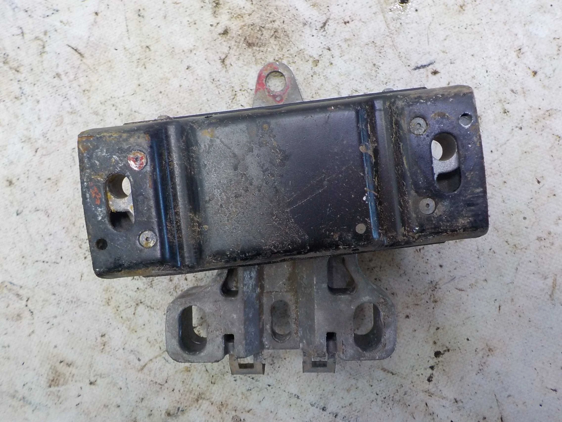 Опора КПП Volkswagen Bora A4 (1998—2005)  Лево