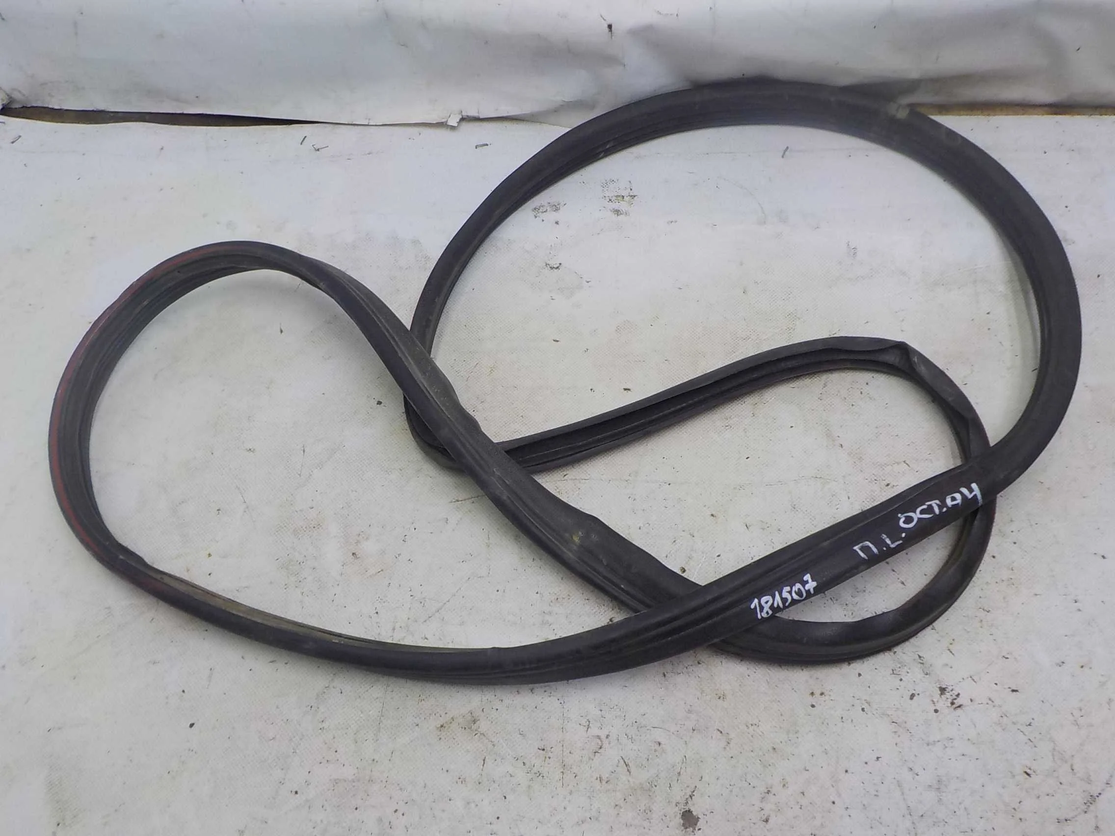 резинка проемная Skoda Octavia I рестайлинг (2000—2011) Перед Лево