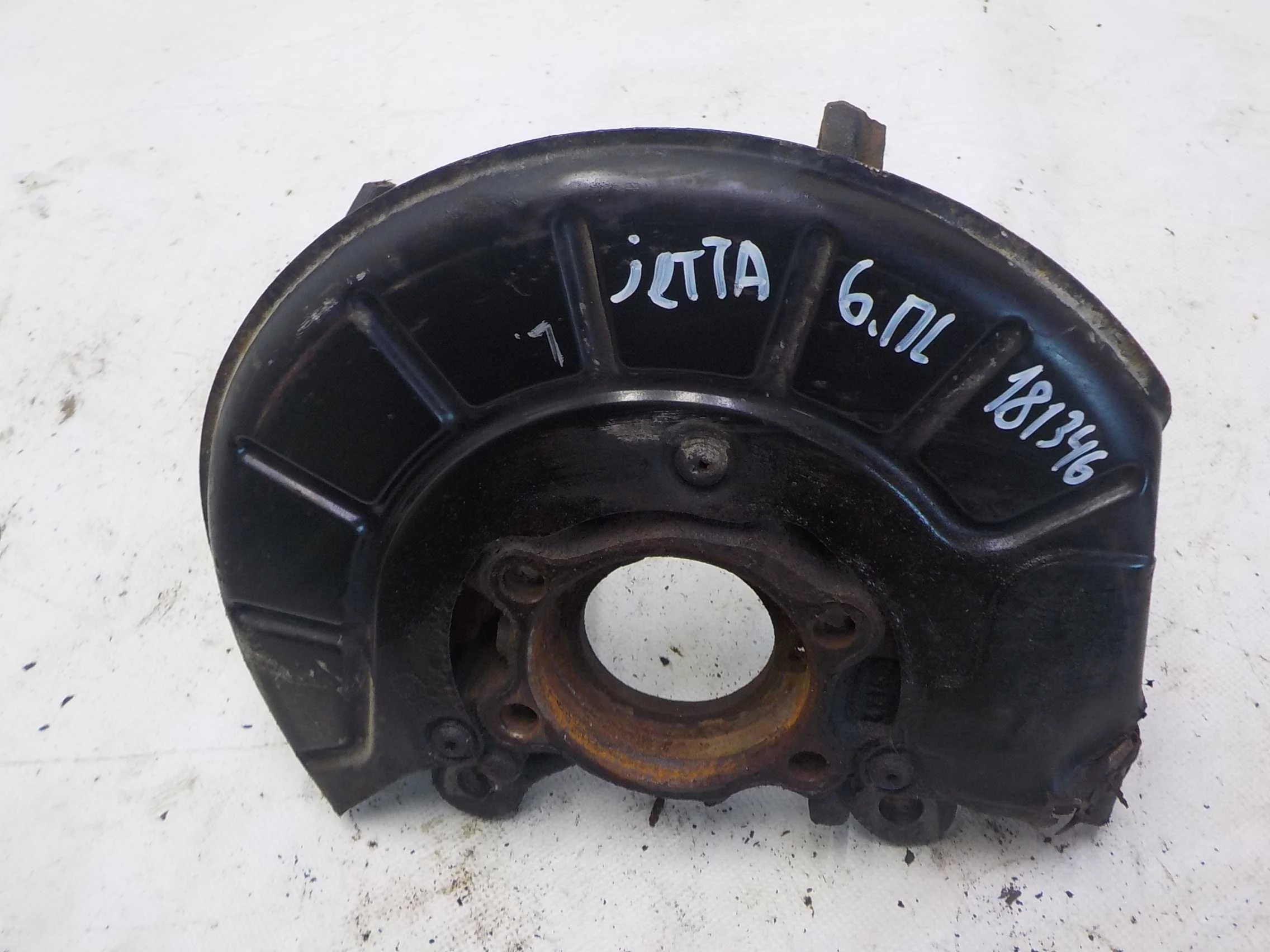 кулак поворотный Volkswagen Jetta VI (2010—2015) Перед Лево