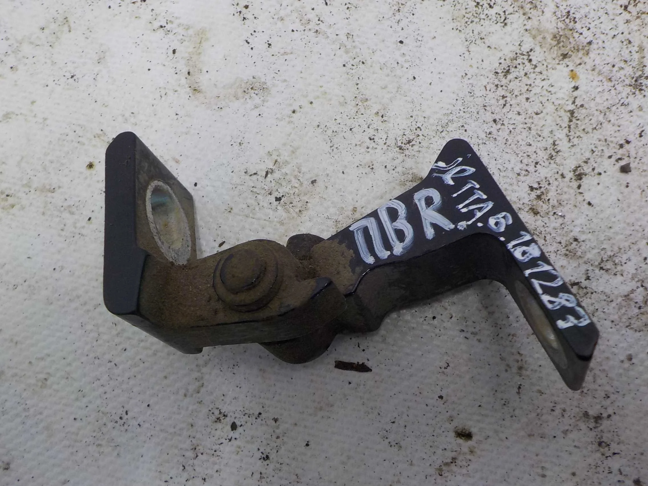 Петля двери Volkswagen Touareg II (2010—2014) Перед Право Верх