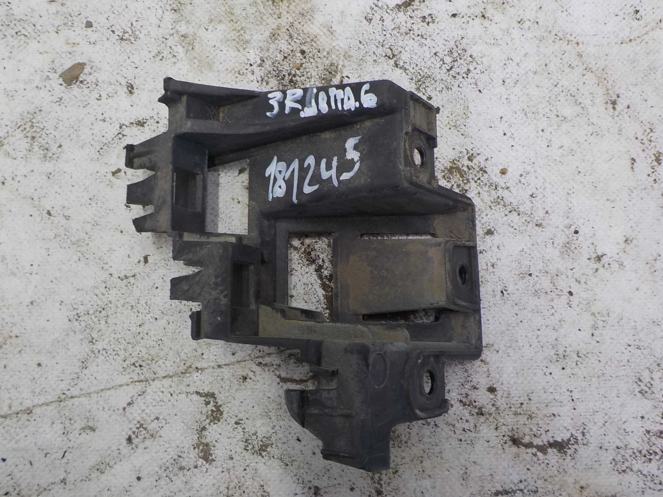 кронштейн бампера Volkswagen Jetta VI (2010—2015) Зад Право