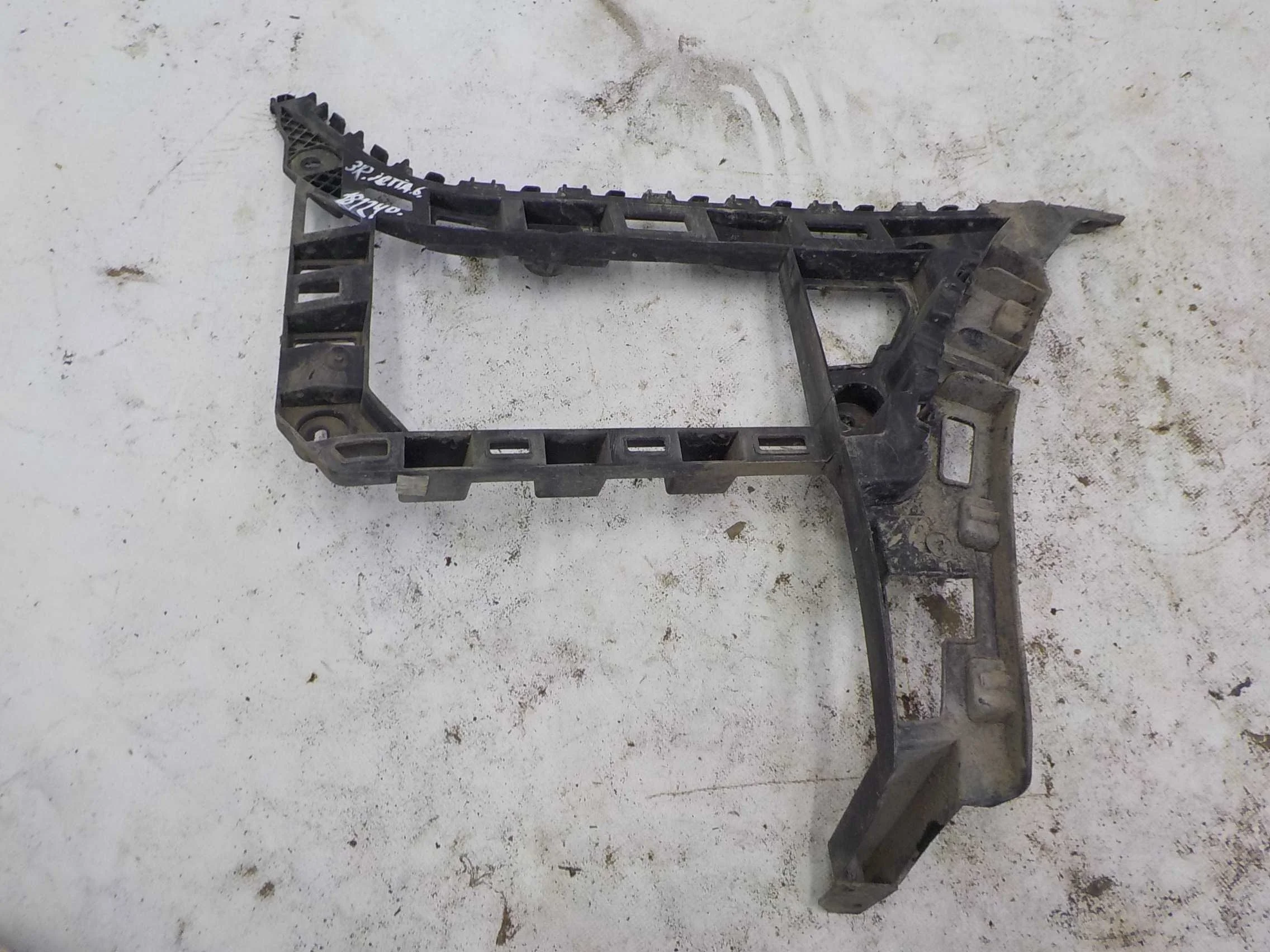 кронштейн бампера Volkswagen Jetta VI (2010—2015) Зад Право