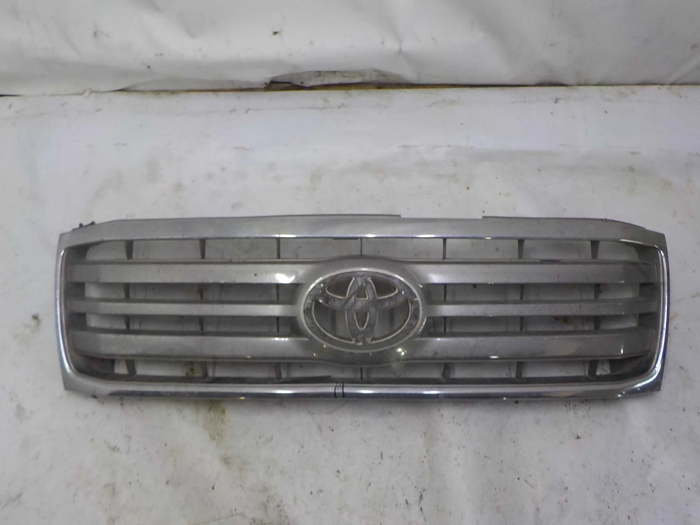 Решетка радиатора Toyota Land Cruiser 100 (1998—2002)