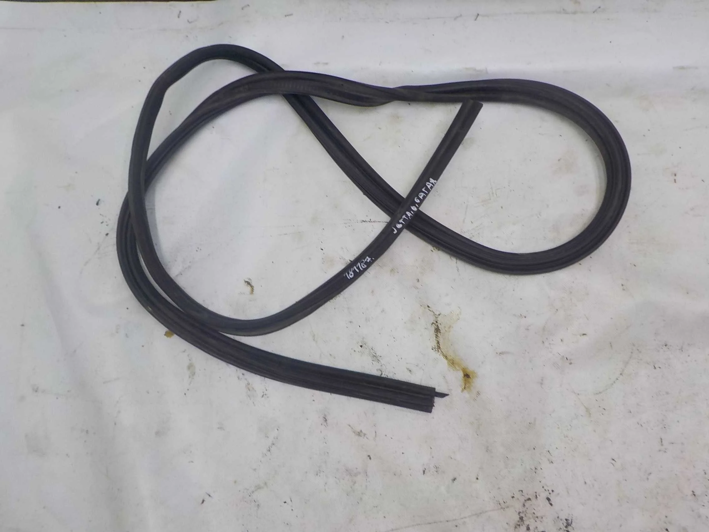 резинка багажника Volkswagen Jetta VI рестайлинг (2014—2019)