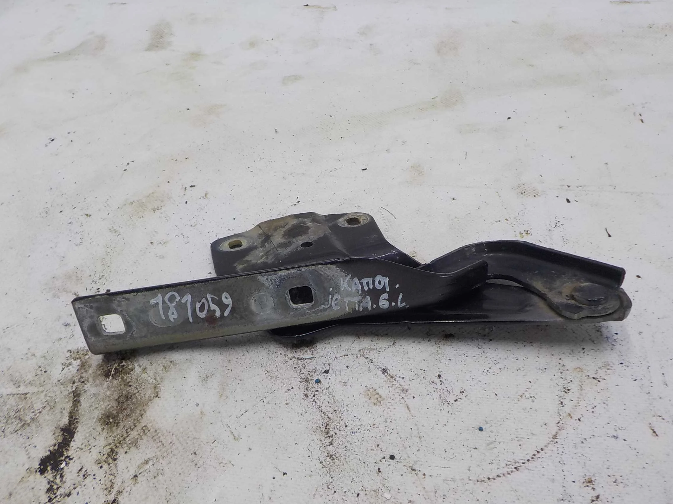 Петля капота Volkswagen Jetta VI (2010—2015)  Лево