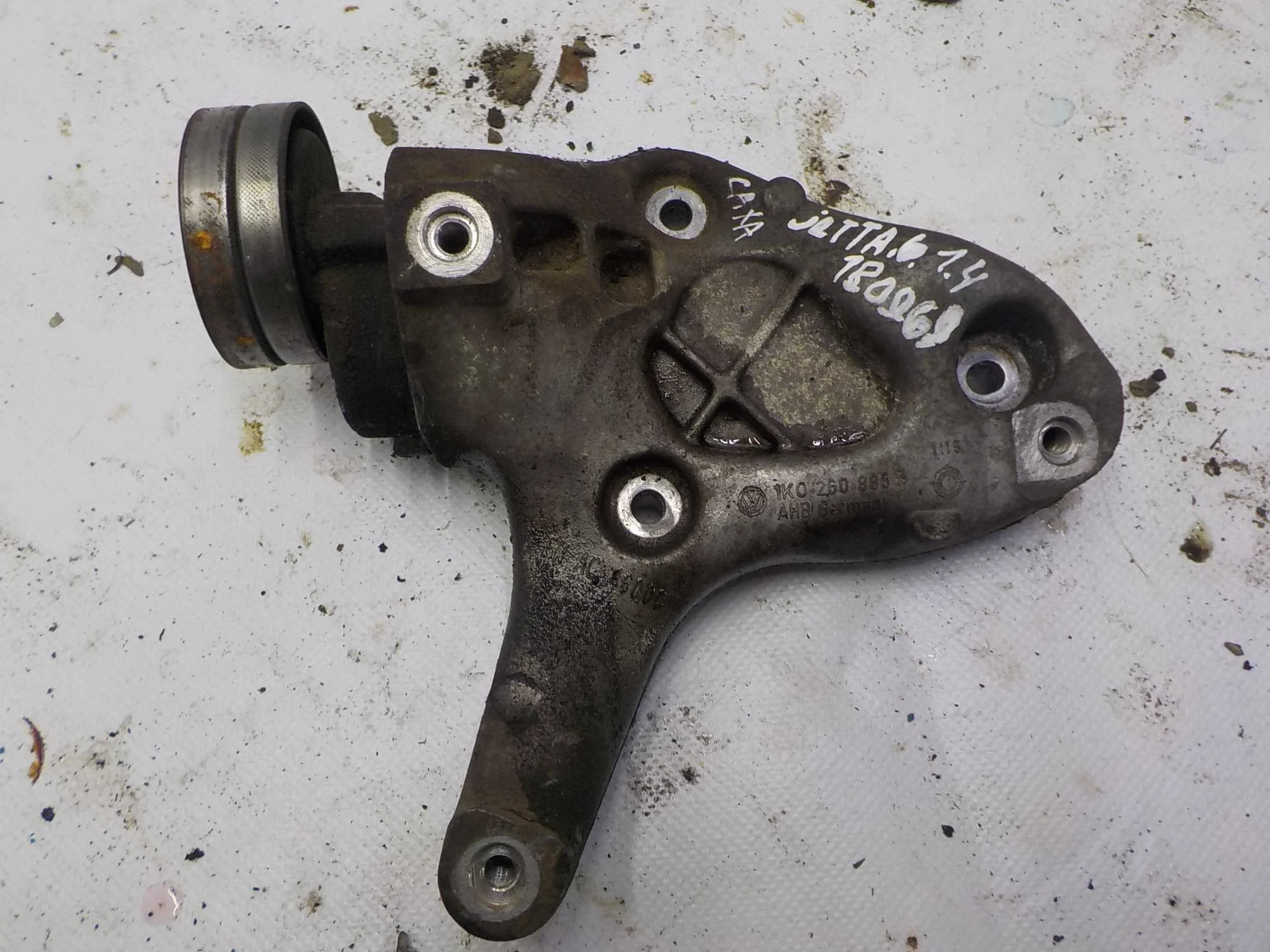 Кронштейн компрессора кондиционера Volkswagen Passat B6 (2005—2010)