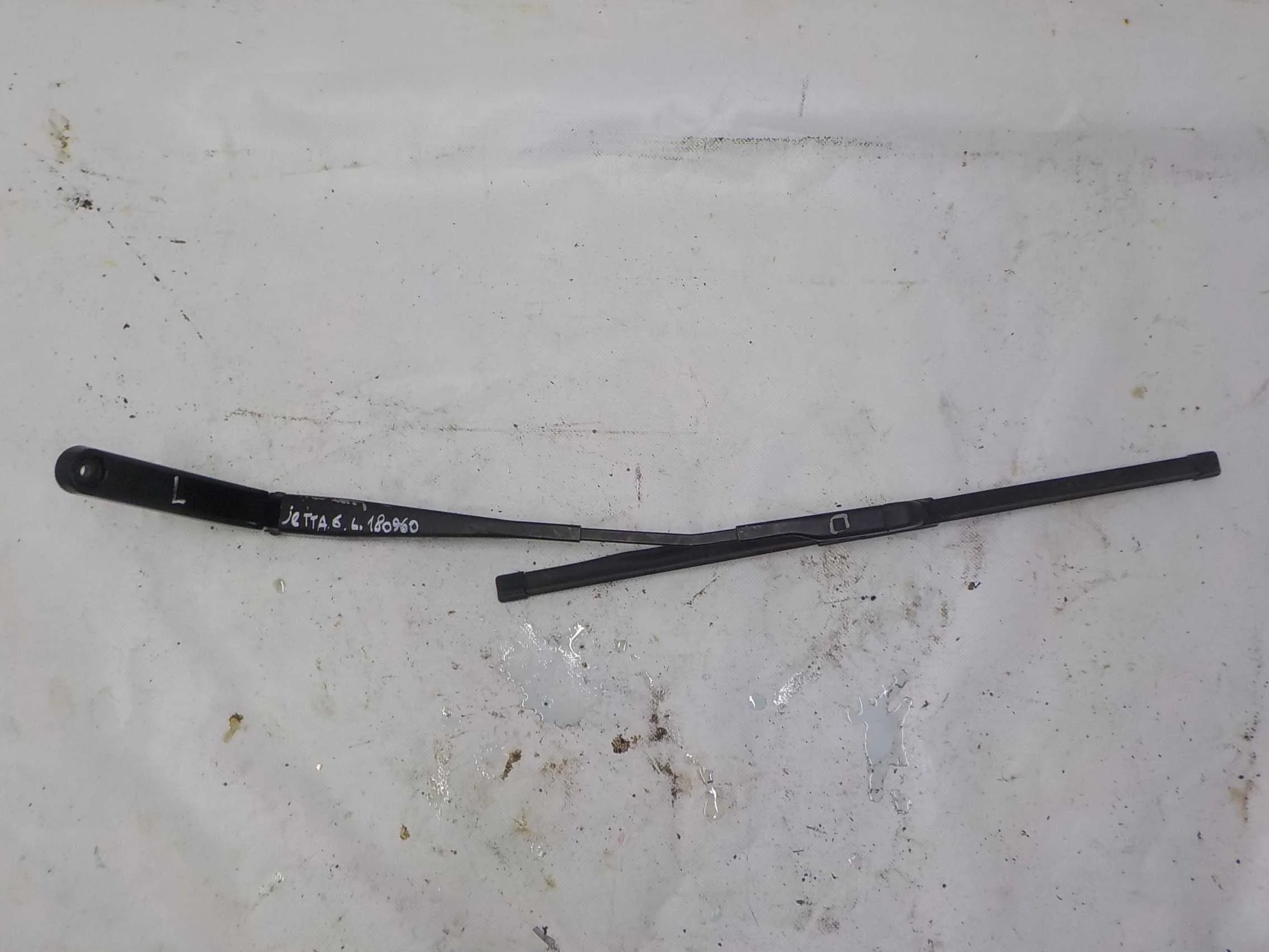 Поводок стеклоочистителя Volkswagen Jetta VI (2010—2015)  Лево