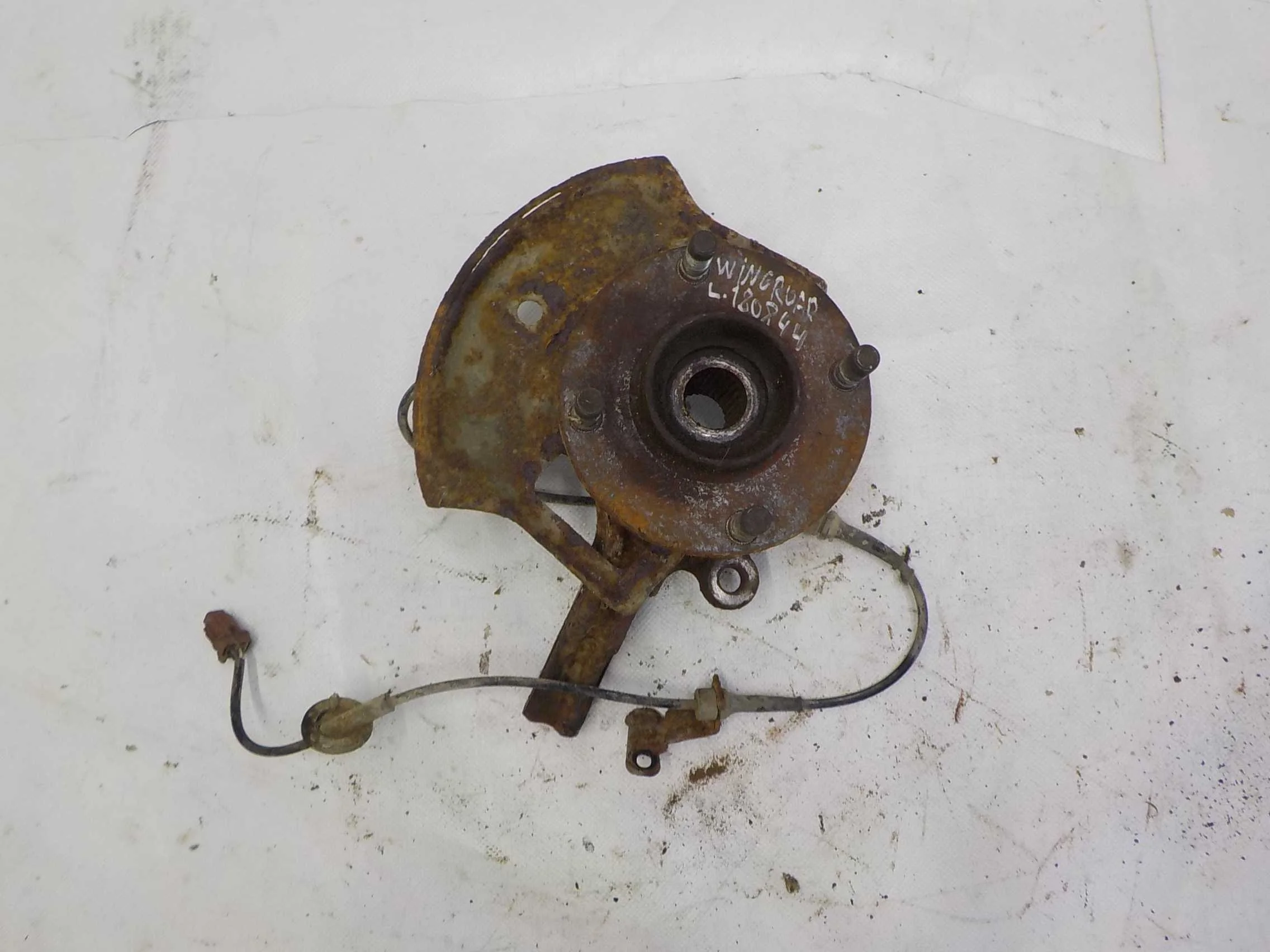 кулак поворотный Nissan Sunny B15 (1998—2004) Перед Лево