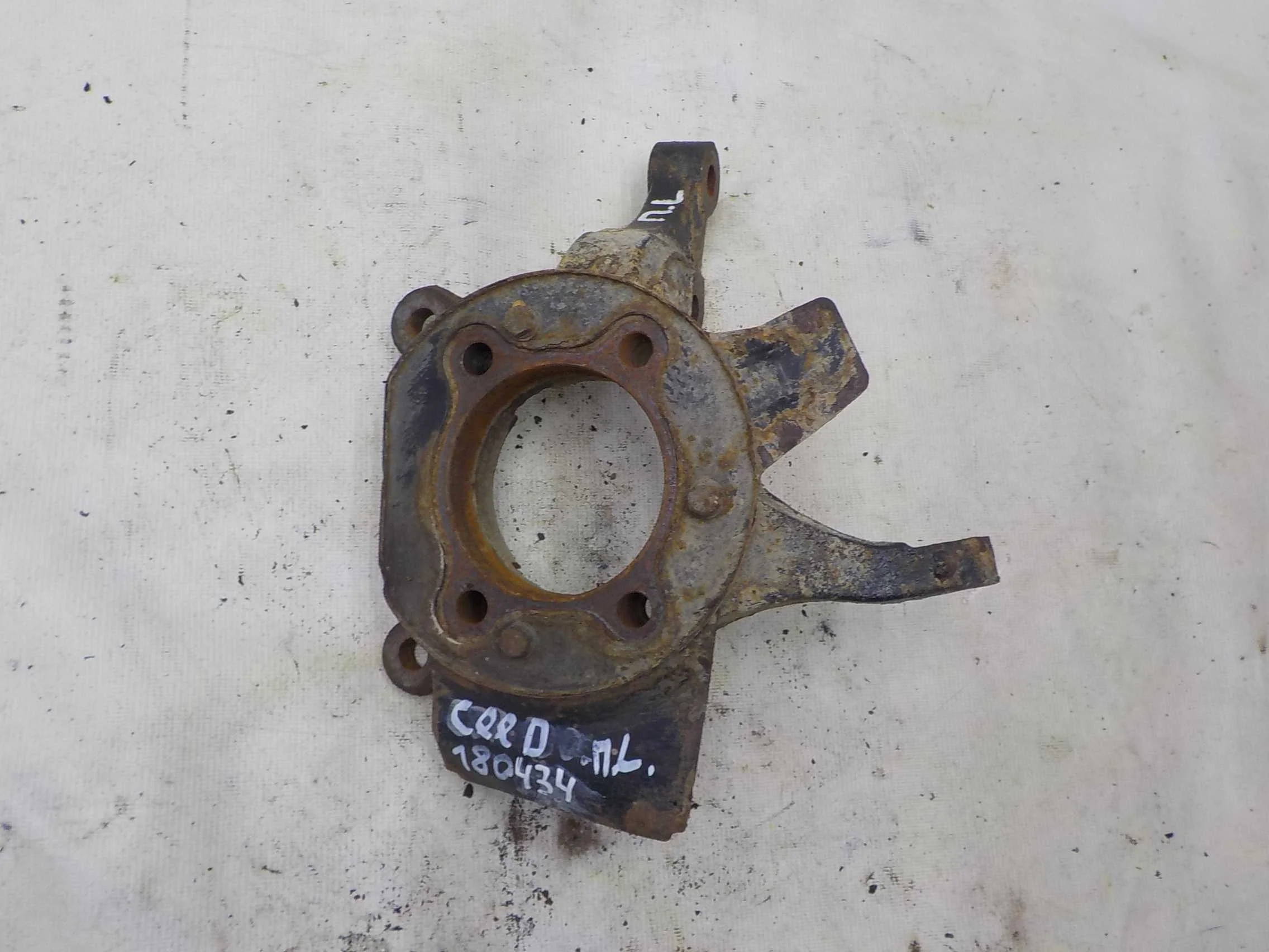 кулак поворотный Kia Ceed GT I (2012—2015) Перед Лево